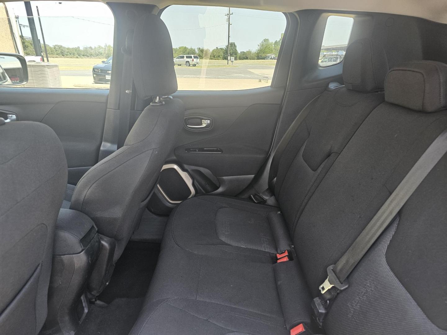 2015 Jeep Renegade Latitude FWD (ZACCJABT5FP) with an 2.4L L4 engine, 6-Speed Manual transmission, located at 533 S Seven Points BLVD, Seven Points, TX, 75143, (430) 255-4030, 32.313999, -96.209351 - Photo#5