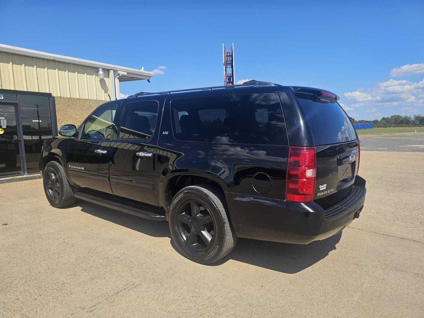 2007 BLACK Chevrolet Suburban LS 1500 2WD (3GNFC16Y07G) with an 6.0L V8 OHV 16V engine, 4-Speed Automatic transmission, located at 533 S Seven Points BLVD, Seven Points, TX, 75143, (430) 255-4030, 32.313999, -96.209351 - Photo#3