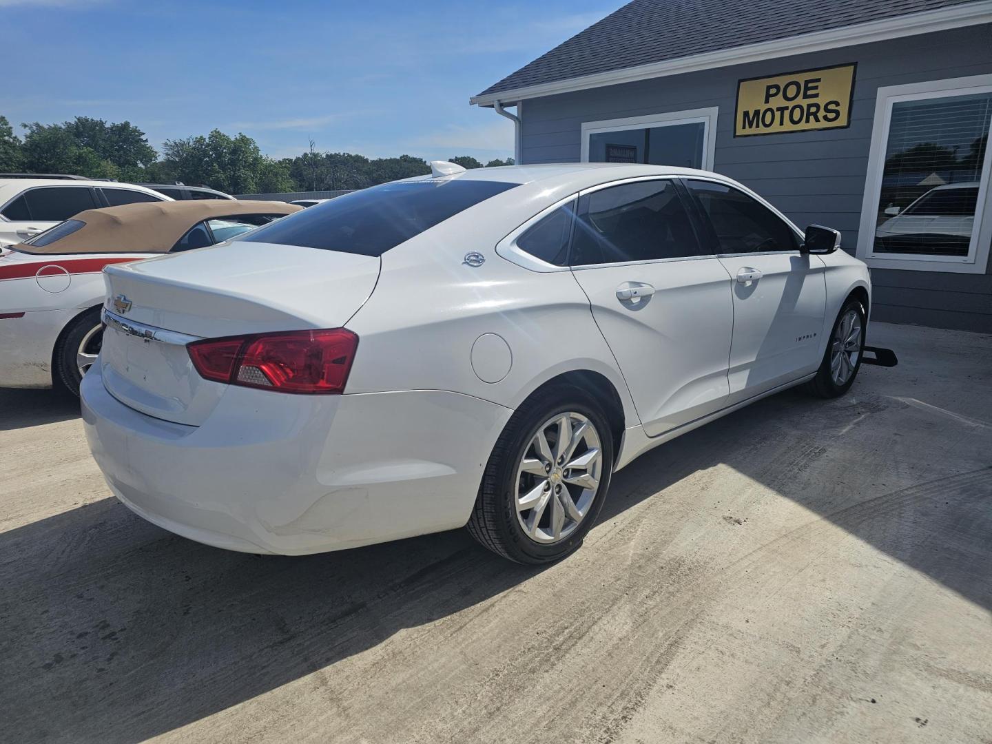 2018 WHITE Chevrolet Impala LT (2G1105S36J9) with an 3.6L V6 DOHC 24V engine, 6A transmission, located at 607 S Seven Points BLVD, Seven Points, TX, 75143, (430) 255-4030, 32.313934, -96.207932 - Photo#2
