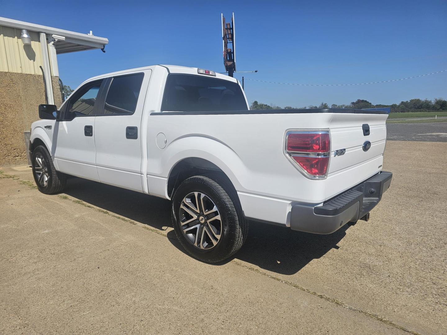 2014 WHITE Ford F-150 XLT SuperCrew 5.5-ft. Bed 2WD (1FTEW1CM8EK) with an 3.7L V6 DOHC 24V engine, 6-Speed Automatic transmission, located at 533 S Seven Points BLVD, Seven Points, TX, 75143, (430) 255-4030, 32.313999, -96.209351 - Photo#3