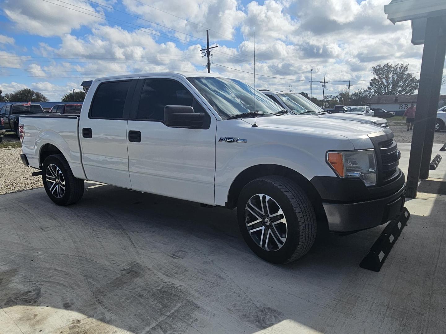 2014 WHITE Ford F-150 XLT SuperCrew 5.5-ft. Bed 2WD (1FTEW1CM8EK) with an 3.7L V6 DOHC 24V engine, 6-Speed Automatic transmission, located at 607 S Seven Points BLVD, Seven Points, TX, 75143, (430) 255-4030, 32.313934, -96.207932 - Photo#1