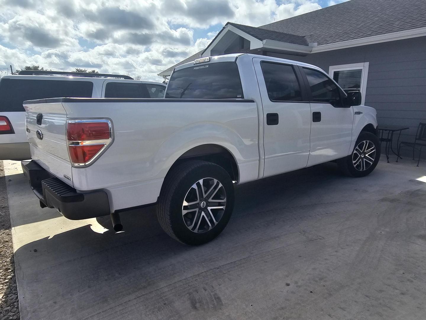 2014 WHITE Ford F-150 XLT SuperCrew 5.5-ft. Bed 2WD (1FTEW1CM8EK) with an 3.7L V6 DOHC 24V engine, 6-Speed Automatic transmission, located at 607 S Seven Points BLVD, Seven Points, TX, 75143, (430) 255-4030, 32.313934, -96.207932 - Photo#2