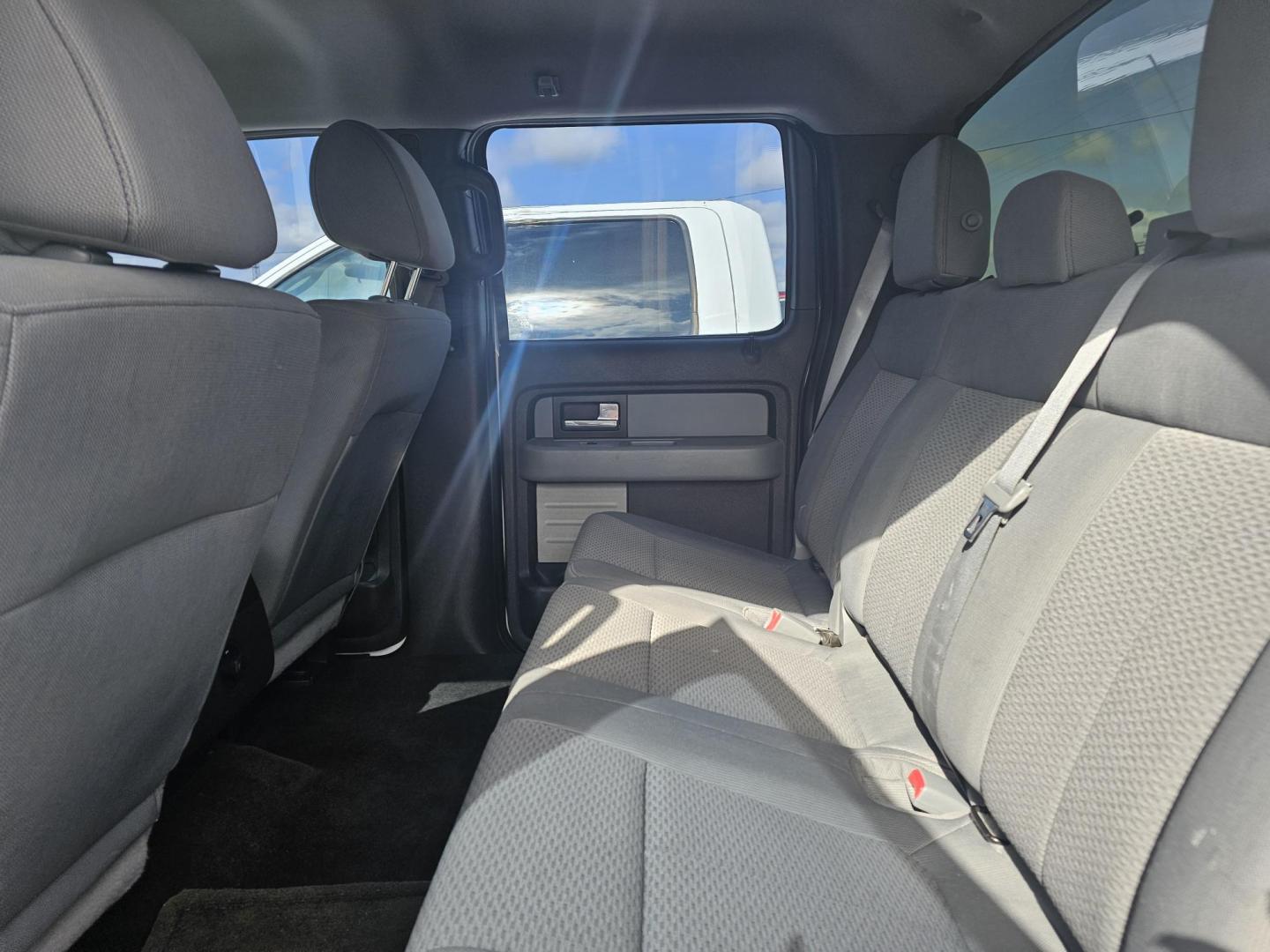 2014 WHITE Ford F-150 XLT SuperCrew 5.5-ft. Bed 2WD (1FTEW1CM8EK) with an 3.7L V6 DOHC 24V engine, 6-Speed Automatic transmission, located at 607 S Seven Points BLVD, Seven Points, TX, 75143, (430) 255-4030, 32.313934, -96.207932 - Photo#5