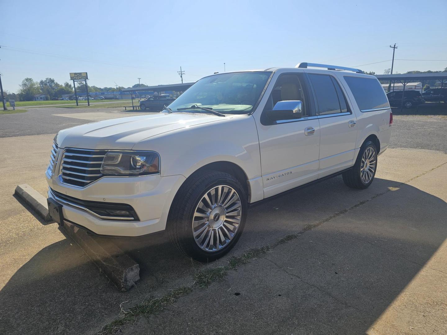 2015 WHITE Lincoln Navigator L 2WD (5LMJJ3HTXFE) with an 3.5L V6 DOHC 24V FFV engine, 6-Speed Automatic transmission, located at 533 S Seven Points BLVD, Seven Points, TX, 75143, (430) 255-4030, 32.313999, -96.209351 - Photo#0