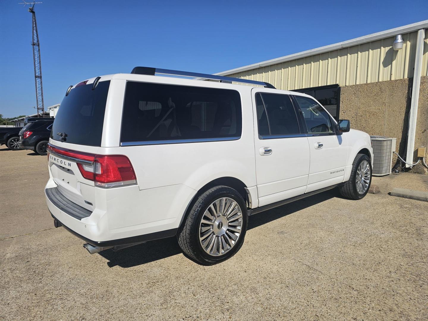 2015 WHITE Lincoln Navigator L 2WD (5LMJJ3HTXFE) with an 3.5L V6 DOHC 24V FFV engine, 6-Speed Automatic transmission, located at 533 S Seven Points BLVD, Seven Points, TX, 75143, (430) 255-4030, 32.313999, -96.209351 - Photo#2