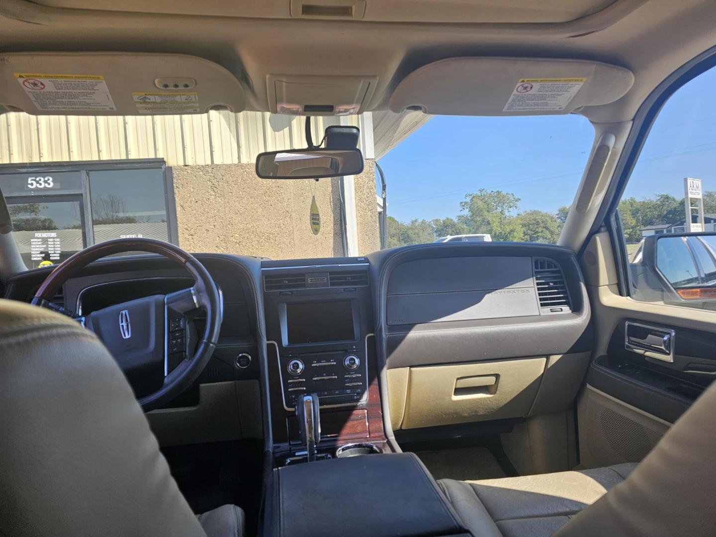 2015 WHITE Lincoln Navigator L 2WD (5LMJJ3HTXFE) with an 3.5L V6 DOHC 24V FFV engine, 6-Speed Automatic transmission, located at 533 S Seven Points BLVD, Seven Points, TX, 75143, (430) 255-4030, 32.313999, -96.209351 - Photo#4