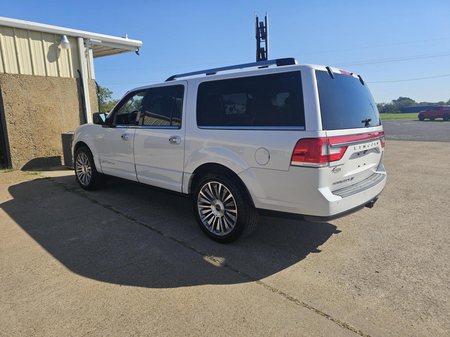 2015 WHITE Lincoln Navigator L 2WD (5LMJJ3HTXFE) with an 3.5L V6 DOHC 24V FFV engine, 6-Speed Automatic transmission, located at 533 S Seven Points BLVD, Seven Points, TX, 75143, (430) 255-4030, 32.313999, -96.209351 - Photo#3