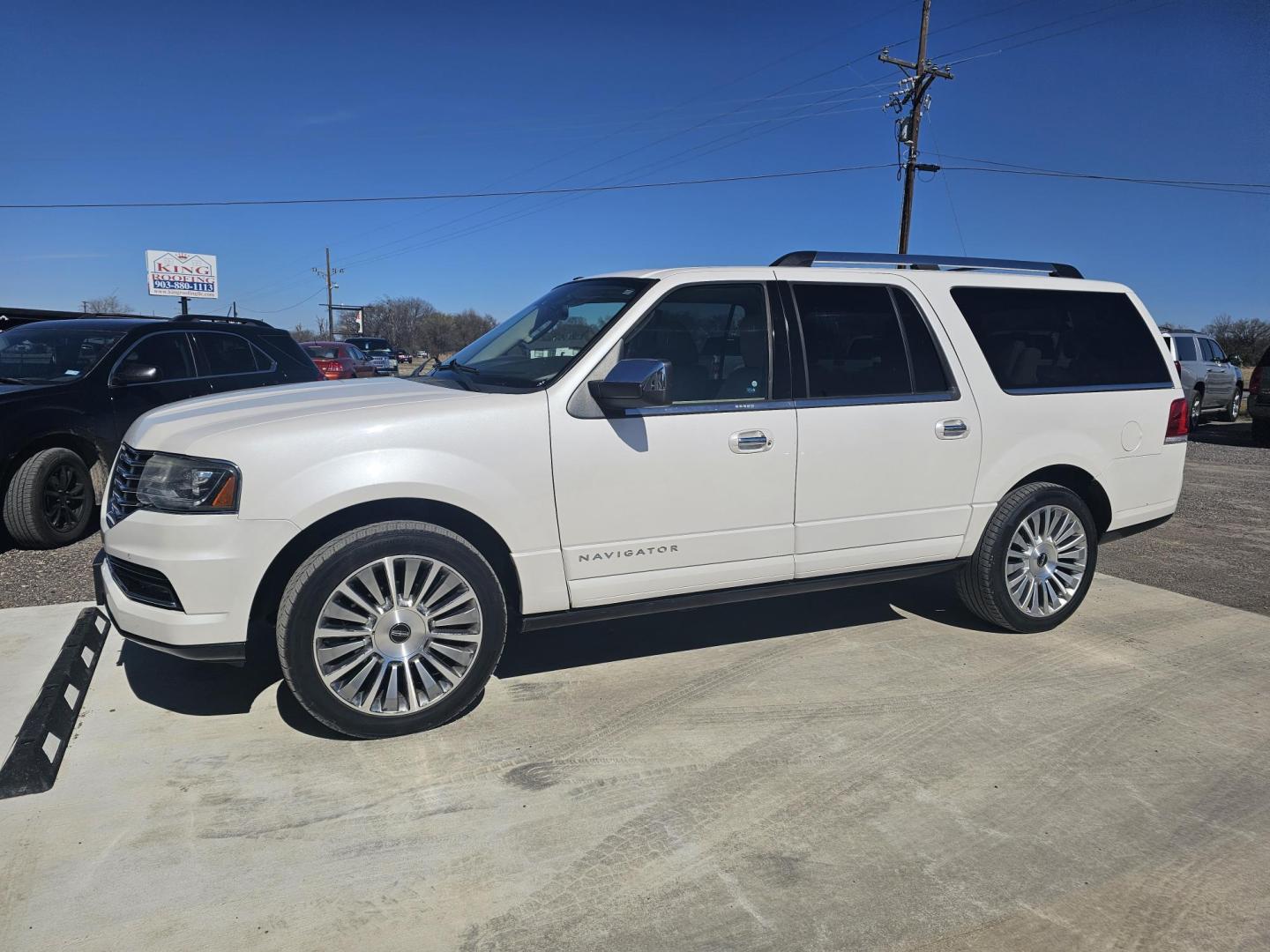 2015 WHITE Lincoln Navigator L 2WD (5LMJJ3HTXFE) with an 3.5L V6 DOHC 24V FFV engine, 6-Speed Automatic transmission, located at 607 S Seven Points BLVD, Seven Points, TX, 75143, (430) 255-4030, 32.313934, -96.207932 - Photo#0