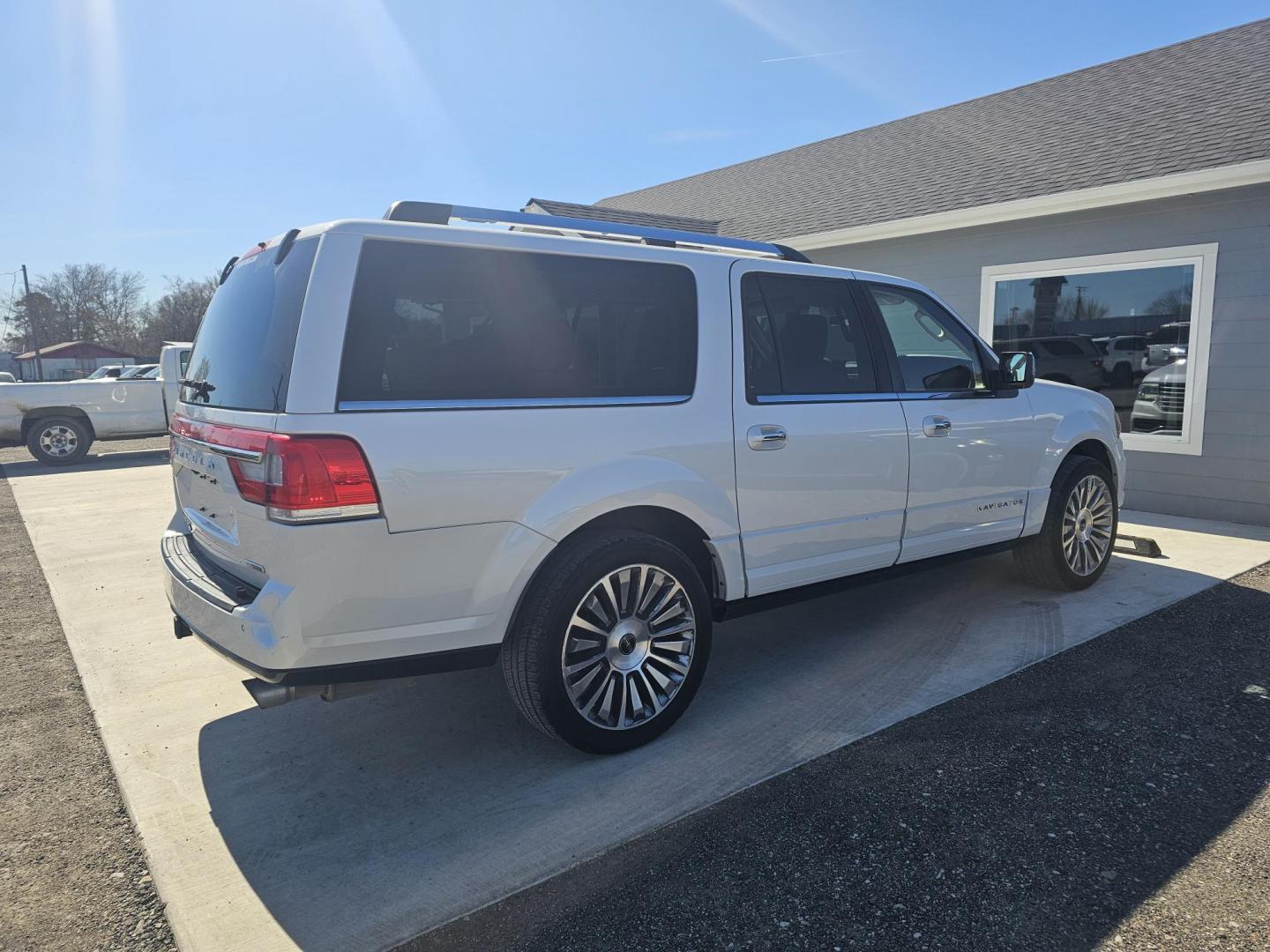 2015 WHITE Lincoln Navigator L 2WD (5LMJJ3HTXFE) with an 3.5L V6 DOHC 24V FFV engine, 6-Speed Automatic transmission, located at 607 S Seven Points BLVD, Seven Points, TX, 75143, (430) 255-4030, 32.313934, -96.207932 - Photo#2