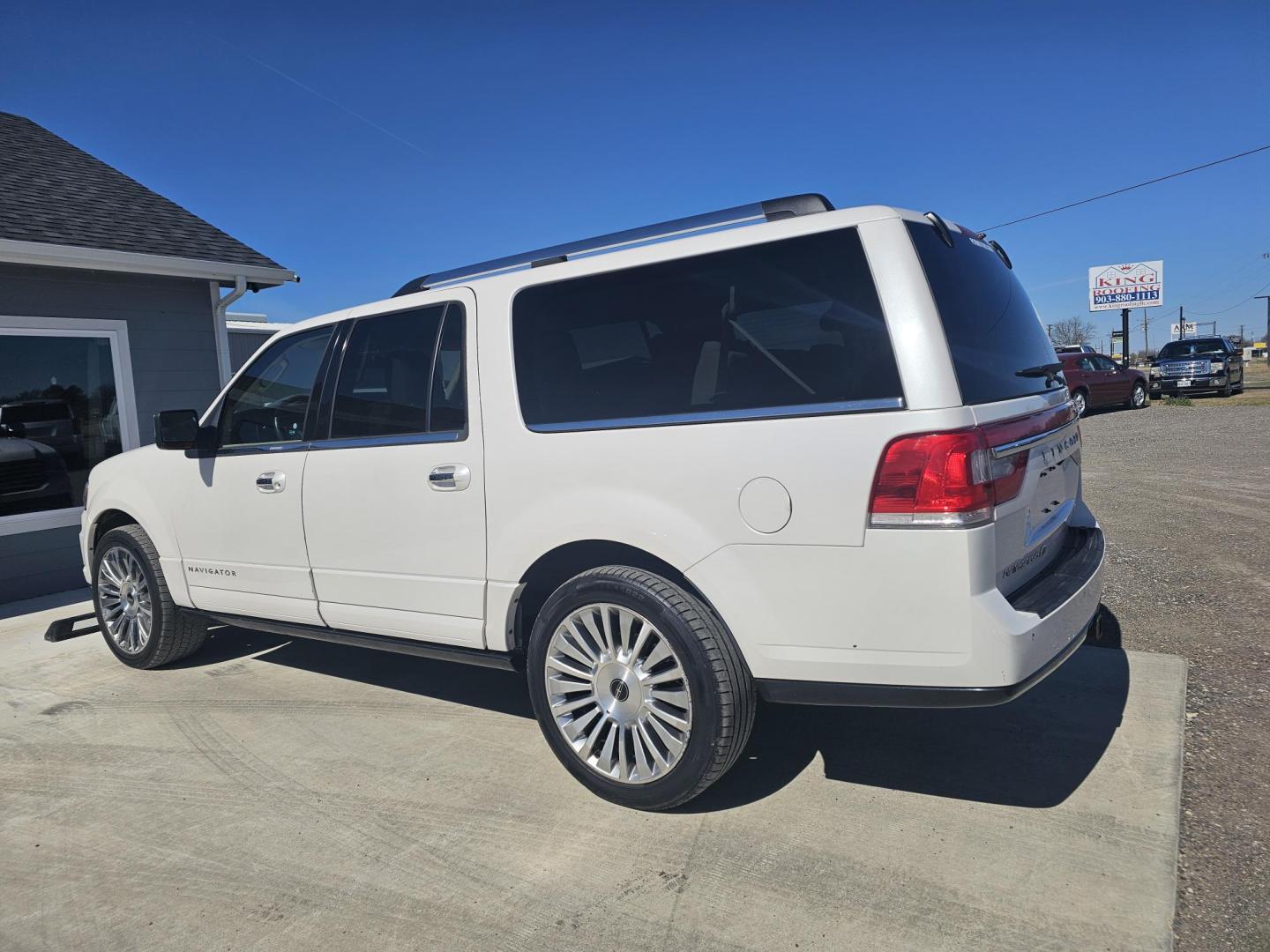 2015 WHITE Lincoln Navigator L 2WD (5LMJJ3HTXFE) with an 3.5L V6 DOHC 24V FFV engine, 6-Speed Automatic transmission, located at 607 S Seven Points BLVD, Seven Points, TX, 75143, (430) 255-4030, 32.313934, -96.207932 - Photo#3