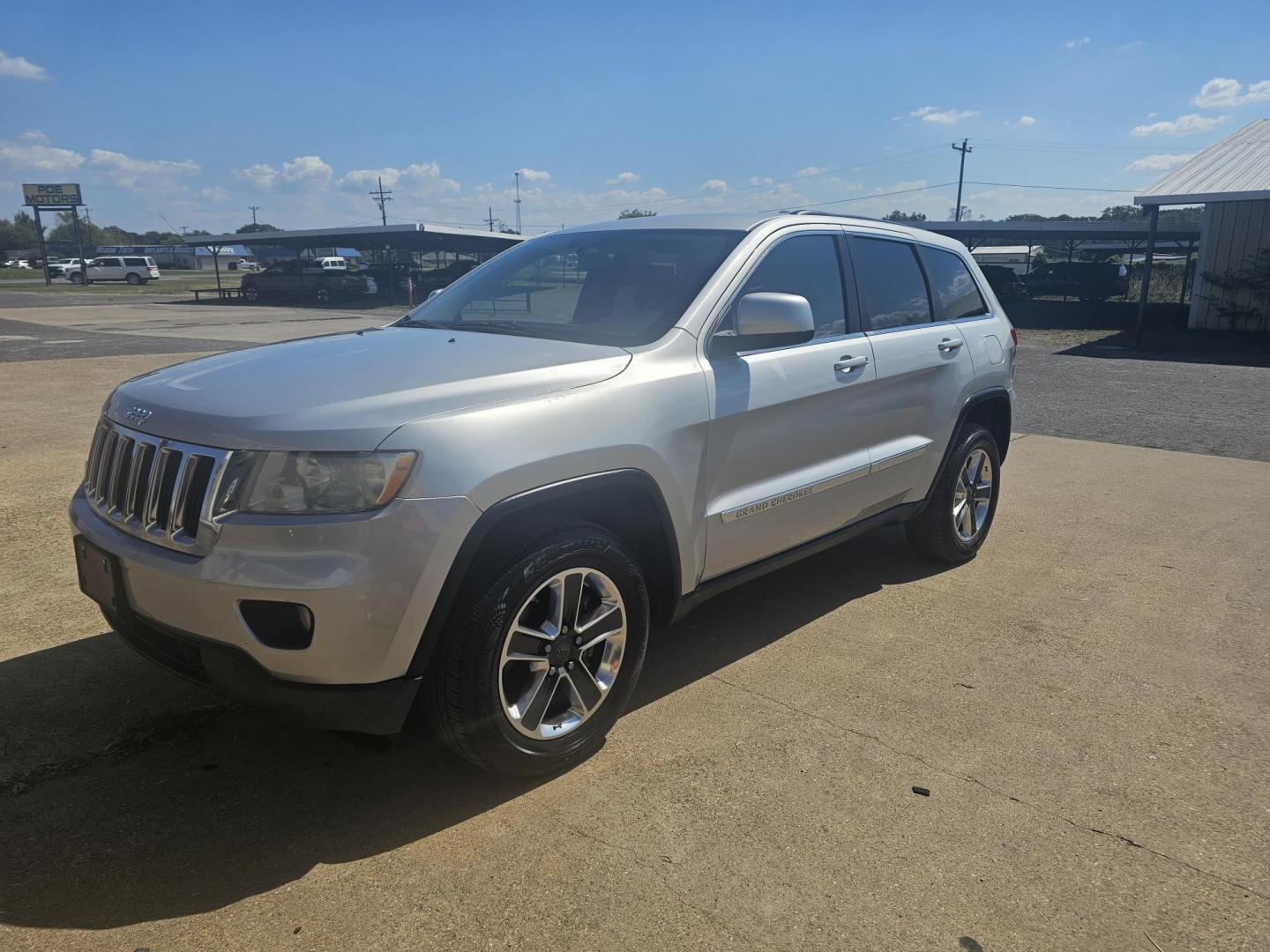 2013 SILVER Jeep Grand Cherokee Laredo 2WD (1C4RJEAG3DC) with an 3.6L V6 DOHC 24V engine, 5-Speed Automatic transmission, located at 533 S Seven Points BLVD, Seven Points, TX, 75143, (430) 255-4030, 32.313999, -96.209351 - Photo#0