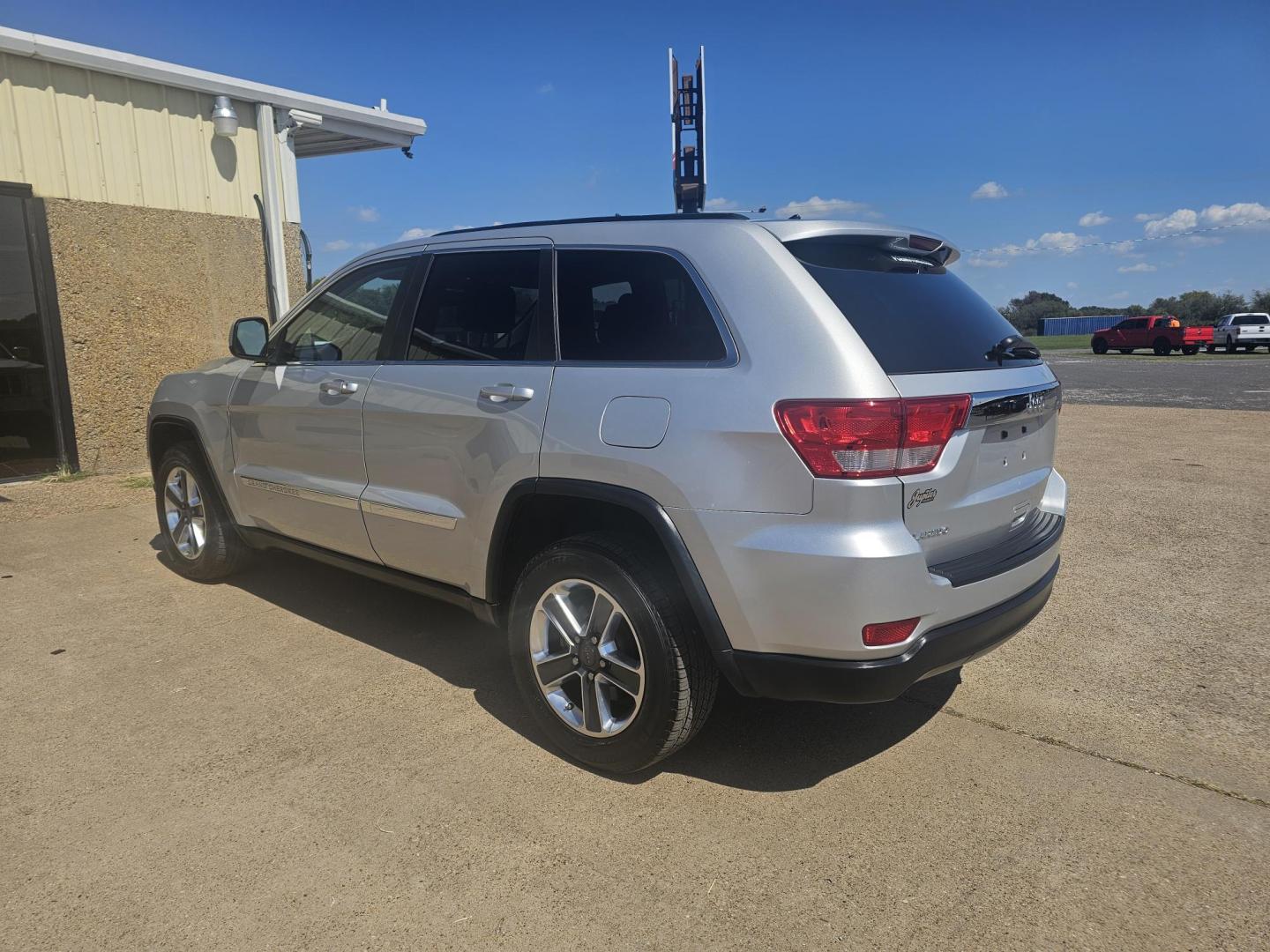 2013 SILVER Jeep Grand Cherokee Laredo 2WD (1C4RJEAG3DC) with an 3.6L V6 DOHC 24V engine, 5-Speed Automatic transmission, located at 533 S Seven Points BLVD, Seven Points, TX, 75143, (430) 255-4030, 32.313999, -96.209351 - Photo#4