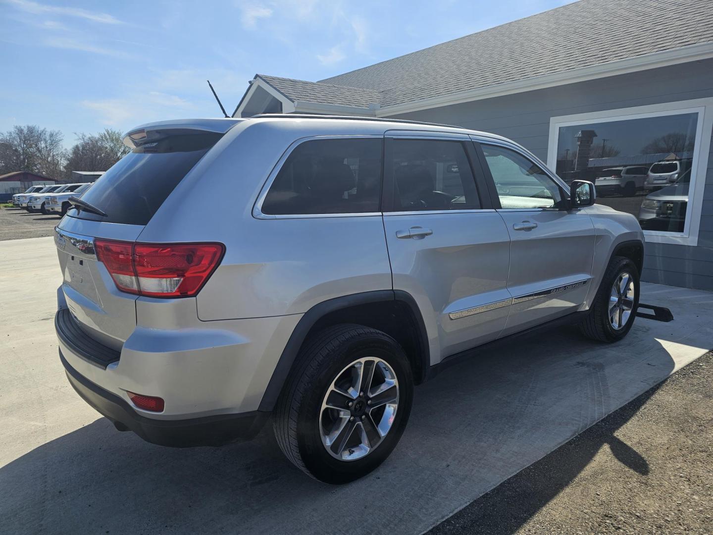 2013 SILVER Jeep Grand Cherokee Laredo 2WD (1C4RJEAG3DC) with an 3.6L V6 DOHC 24V engine, 5-Speed Automatic transmission, located at 607 S Seven Points BLVD, Seven Points, TX, 75143, (430) 255-4030, 32.313934, -96.207932 - Photo#2