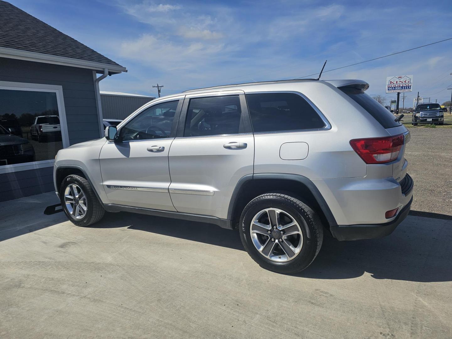 2013 SILVER Jeep Grand Cherokee Laredo 2WD (1C4RJEAG3DC) with an 3.6L V6 DOHC 24V engine, 5-Speed Automatic transmission, located at 607 S Seven Points BLVD, Seven Points, TX, 75143, (430) 255-4030, 32.313934, -96.207932 - Photo#3