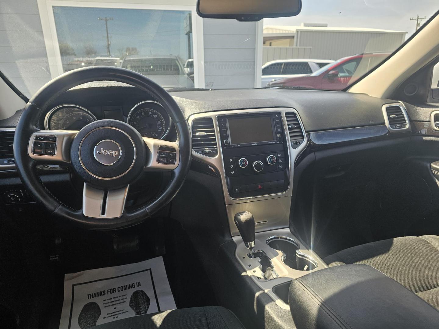 2013 SILVER Jeep Grand Cherokee Laredo 2WD (1C4RJEAG3DC) with an 3.6L V6 DOHC 24V engine, 5-Speed Automatic transmission, located at 607 S Seven Points BLVD, Seven Points, TX, 75143, (430) 255-4030, 32.313934, -96.207932 - Photo#4