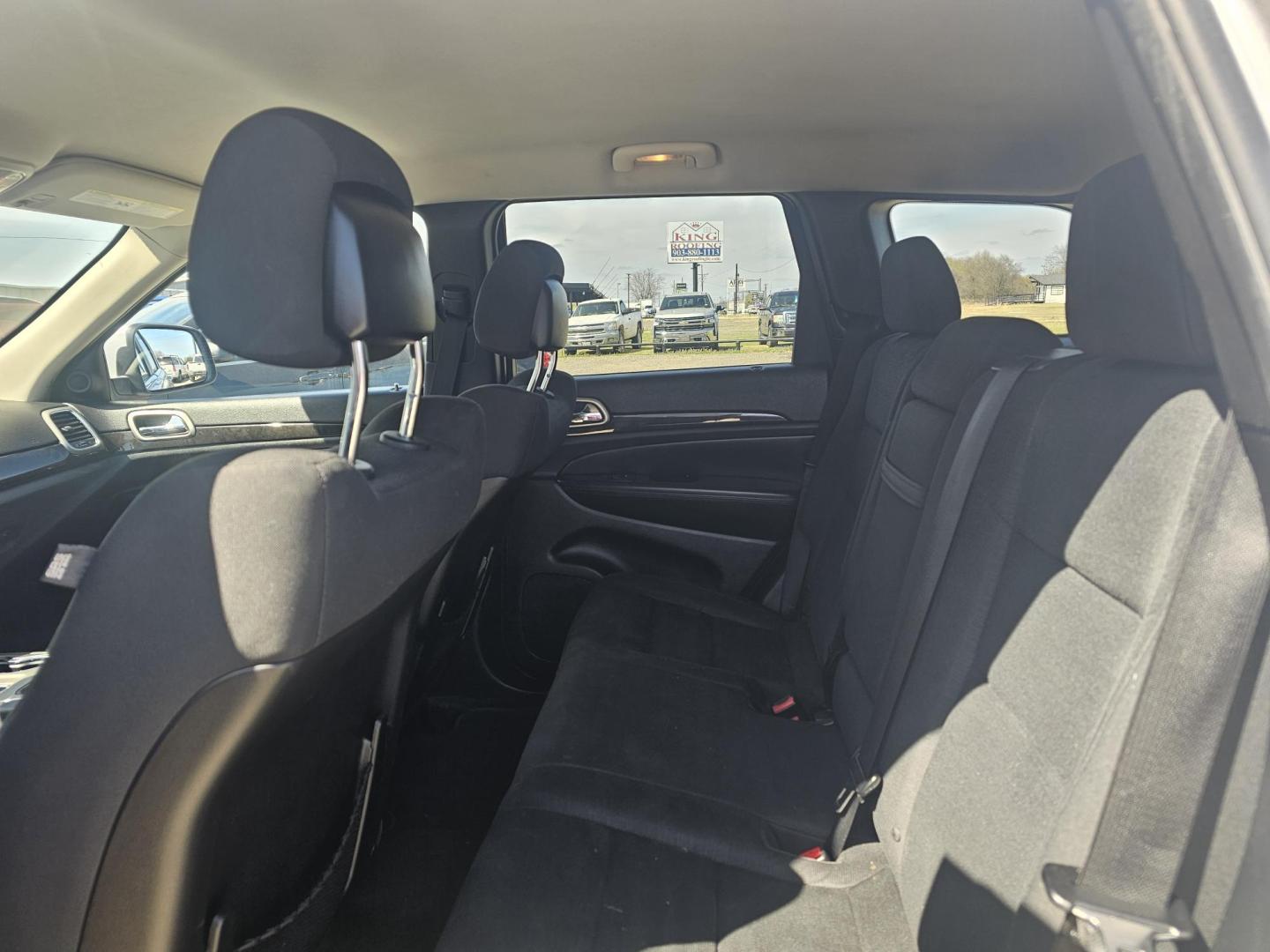 2013 SILVER Jeep Grand Cherokee Laredo 2WD (1C4RJEAG3DC) with an 3.6L V6 DOHC 24V engine, 5-Speed Automatic transmission, located at 607 S Seven Points BLVD, Seven Points, TX, 75143, (430) 255-4030, 32.313934, -96.207932 - Photo#5