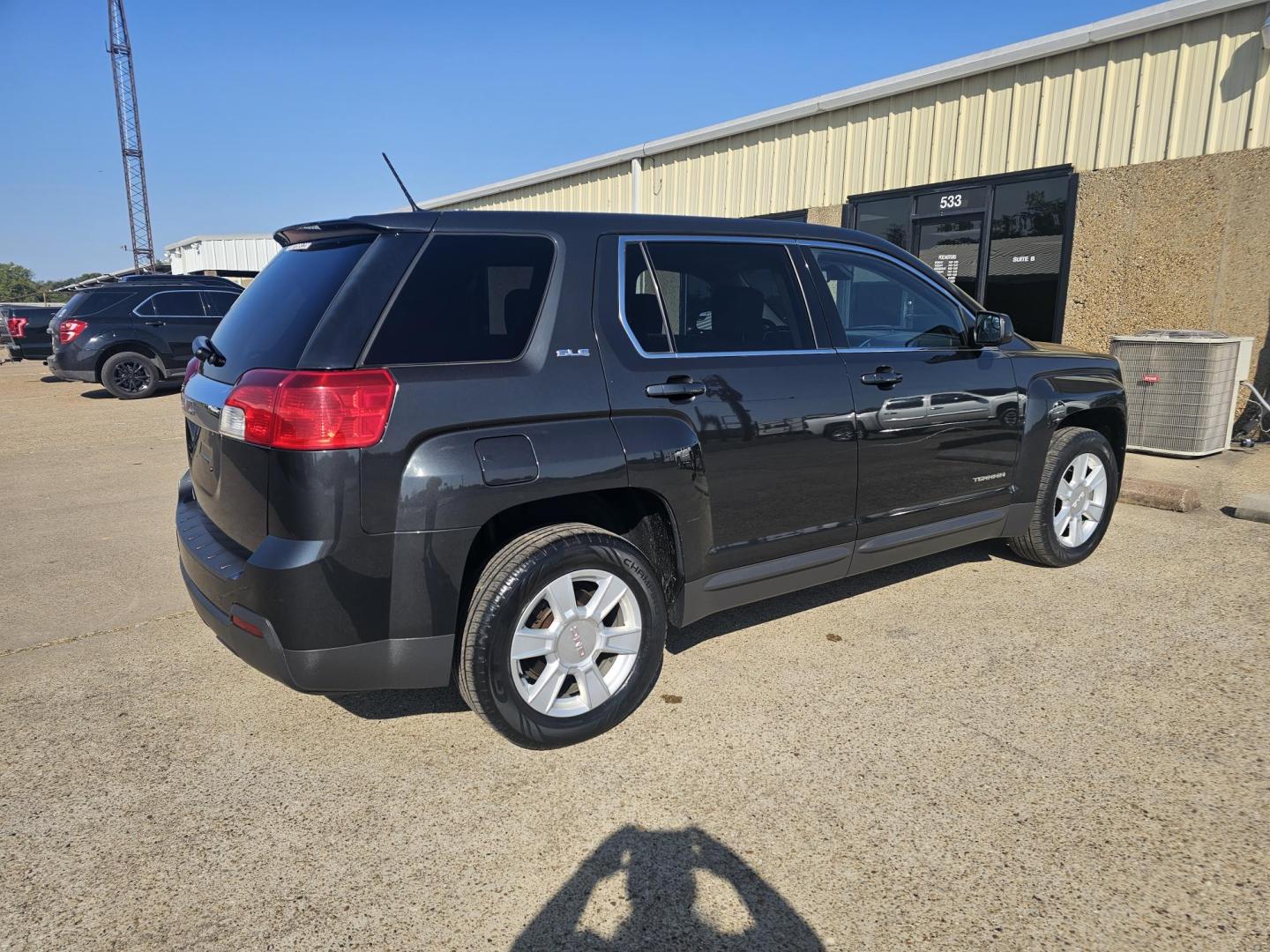 2013 GRAY GMC Terrain SLE1 FWD (2GKALMEK7D6) with an 2.4L L4 DOHC 16V FFV engine, 6-Speed Automatic transmission, located at 533 S Seven Points BLVD, Seven Points, TX, 75143, (430) 255-4030, 32.313999, -96.209351 - Photo#2