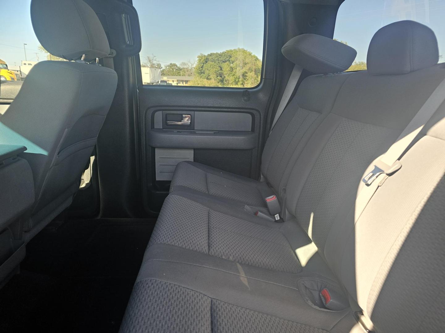 2013 GRAY Ford F-150 FX2 SuperCrew 5.5-ft. Bed 2WD (1FTFW1CF8DK) with an 5.0L V8 engine, 6-Speed Automatic transmission, located at 533 S Seven Points BLVD, Seven Points, TX, 75143, (430) 255-4030, 32.313999, -96.209351 - Photo#5