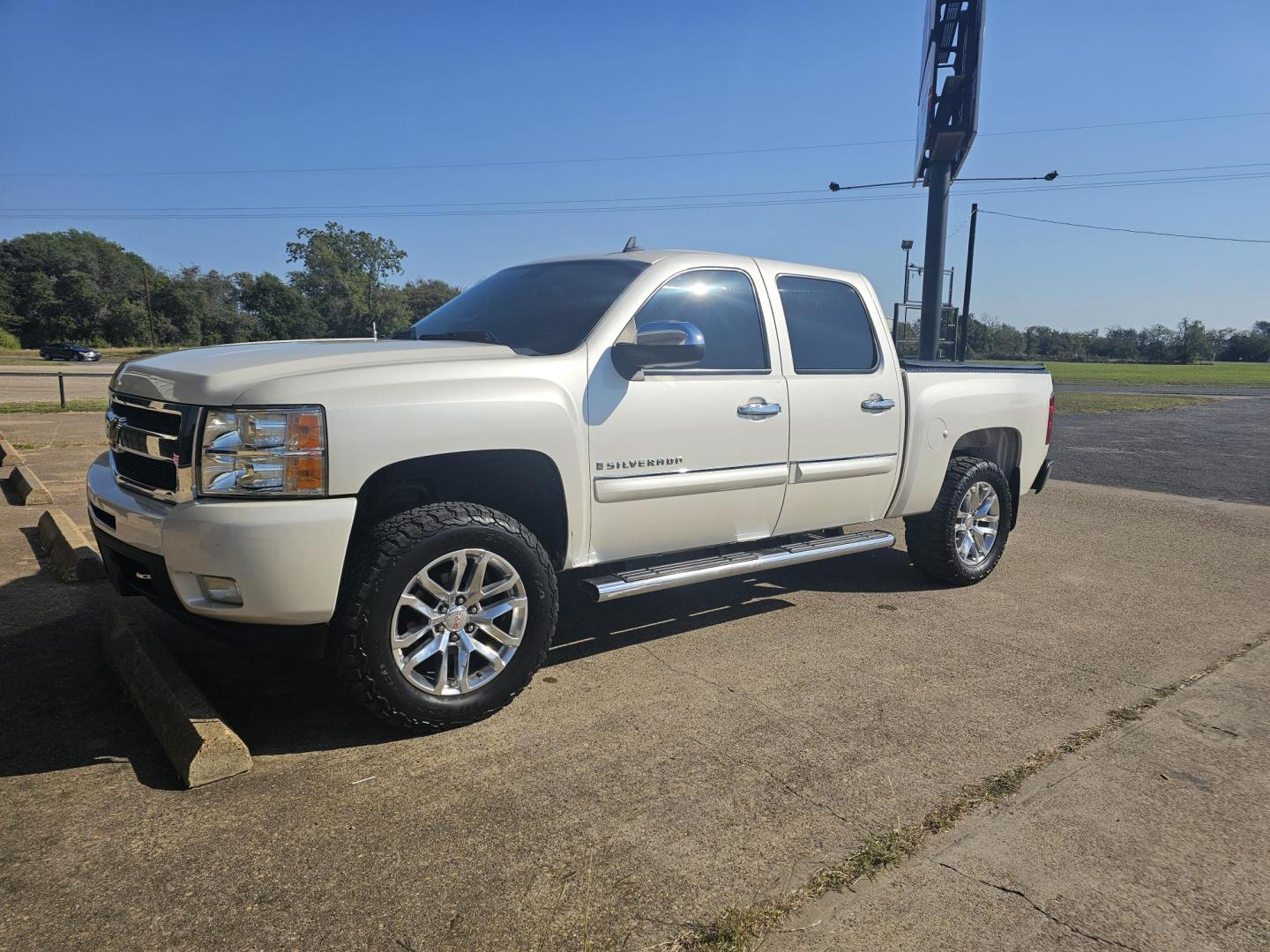 2009 WHITE Chevrolet Silverado 1500 LTZ Crew Cab 2WD (3GCEC33039G) with an 5.3L V8 OHV 16V FFV engine, 4-Speed Automatic transmission, located at 533 S Seven Points BLVD, Seven Points, TX, 75143, (430) 255-4030, 32.313999, -96.209351 - Photo#0