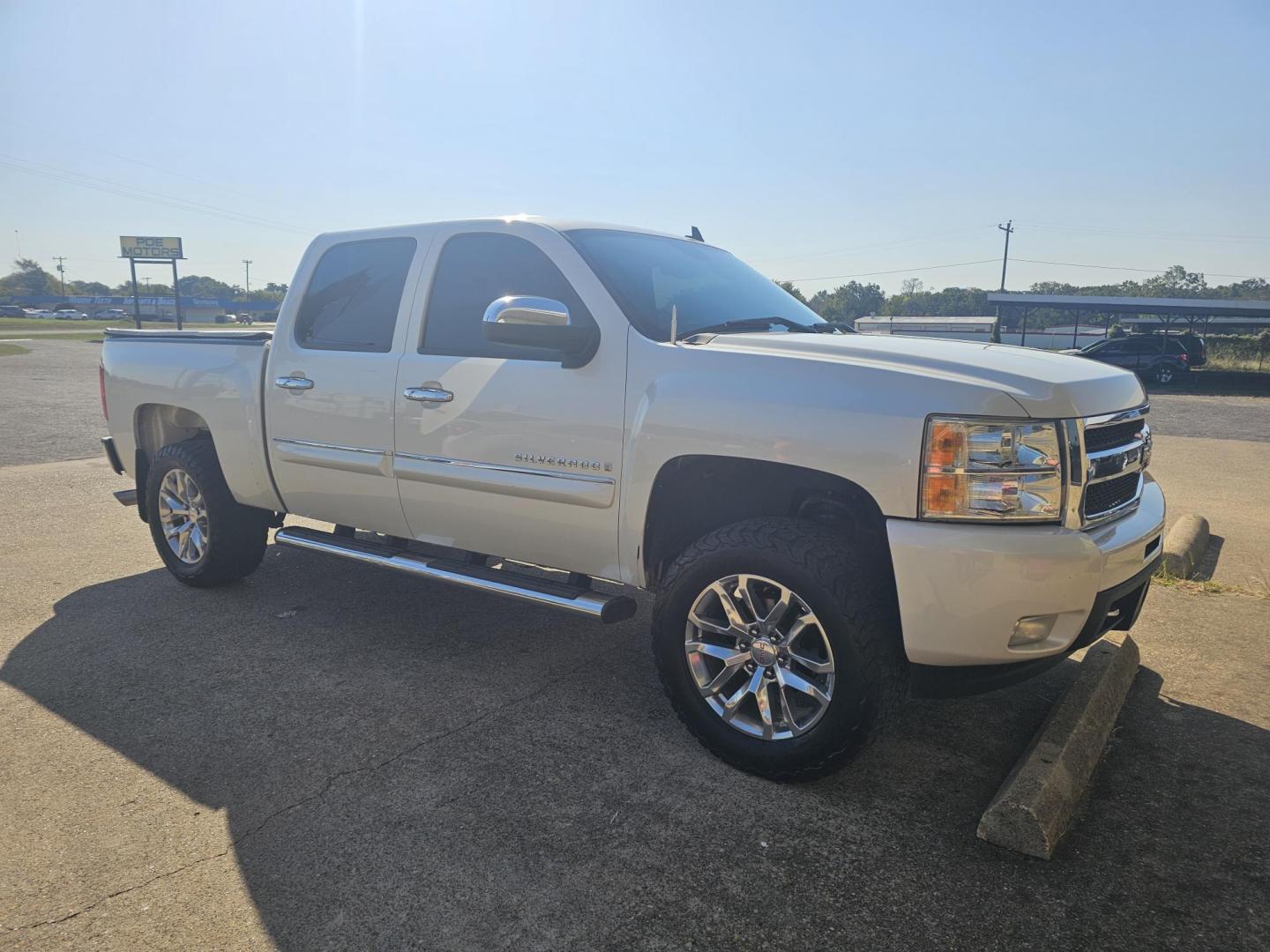 2009 WHITE Chevrolet Silverado 1500 LTZ Crew Cab 2WD (3GCEC33039G) with an 5.3L V8 OHV 16V FFV engine, 4-Speed Automatic transmission, located at 533 S Seven Points BLVD, Seven Points, TX, 75143, (430) 255-4030, 32.313999, -96.209351 - Photo#1