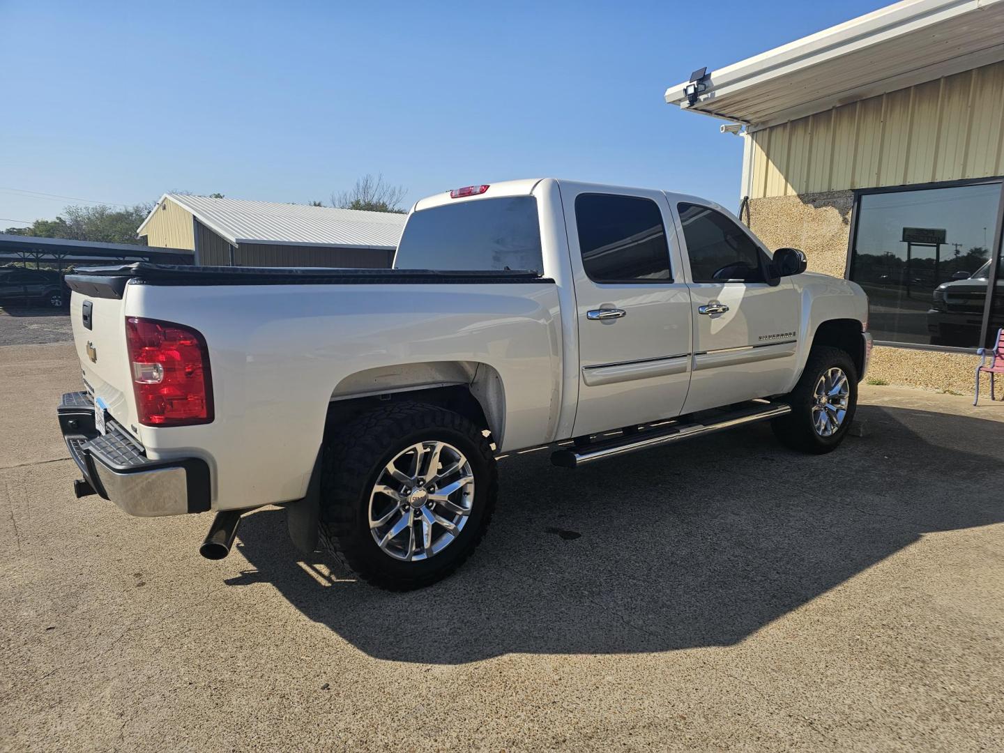 2009 WHITE Chevrolet Silverado 1500 LTZ Crew Cab 2WD (3GCEC33039G) with an 5.3L V8 OHV 16V FFV engine, 4-Speed Automatic transmission, located at 533 S Seven Points BLVD, Seven Points, TX, 75143, (430) 255-4030, 32.313999, -96.209351 - Photo#2