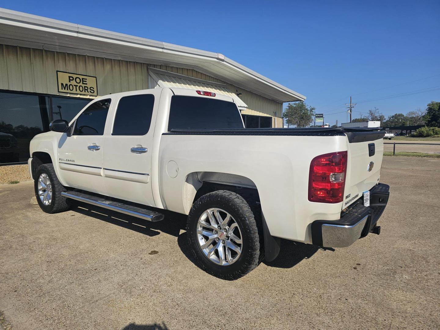 2009 WHITE Chevrolet Silverado 1500 LTZ Crew Cab 2WD (3GCEC33039G) with an 5.3L V8 OHV 16V FFV engine, 4-Speed Automatic transmission, located at 533 S Seven Points BLVD, Seven Points, TX, 75143, (430) 255-4030, 32.313999, -96.209351 - Photo#3