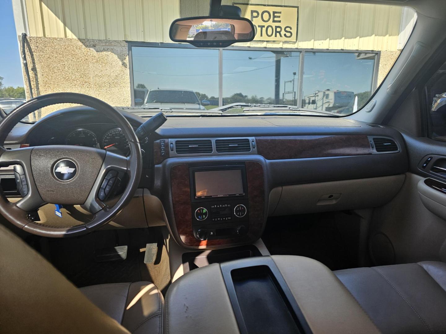 2009 WHITE Chevrolet Silverado 1500 LTZ Crew Cab 2WD (3GCEC33039G) with an 5.3L V8 OHV 16V FFV engine, 4-Speed Automatic transmission, located at 533 S Seven Points BLVD, Seven Points, TX, 75143, (430) 255-4030, 32.313999, -96.209351 - Photo#4