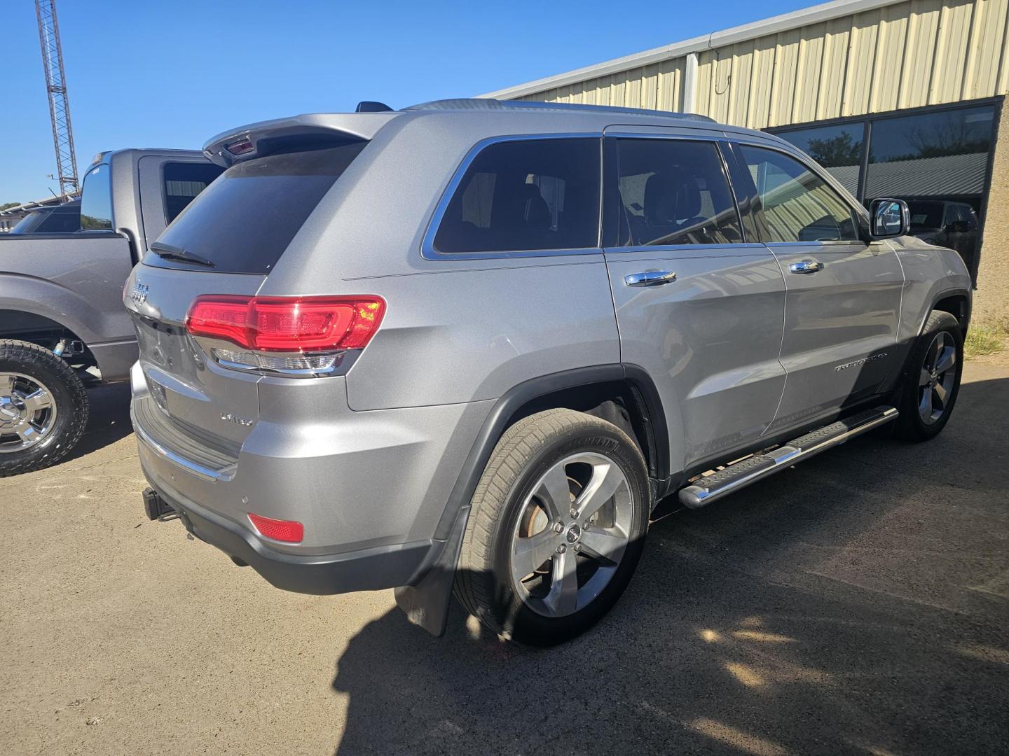 2014 SILVER Jeep Grand Cherokee Limited 4WD (1C4RJFBG2EC) with an 3.6L V6 DOHC 24V engine, 5-Speed Automatic transmission, located at 533 S Seven Points BLVD, Seven Points, TX, 75143, (430) 255-4030, 32.313999, -96.209351 - Photo#2