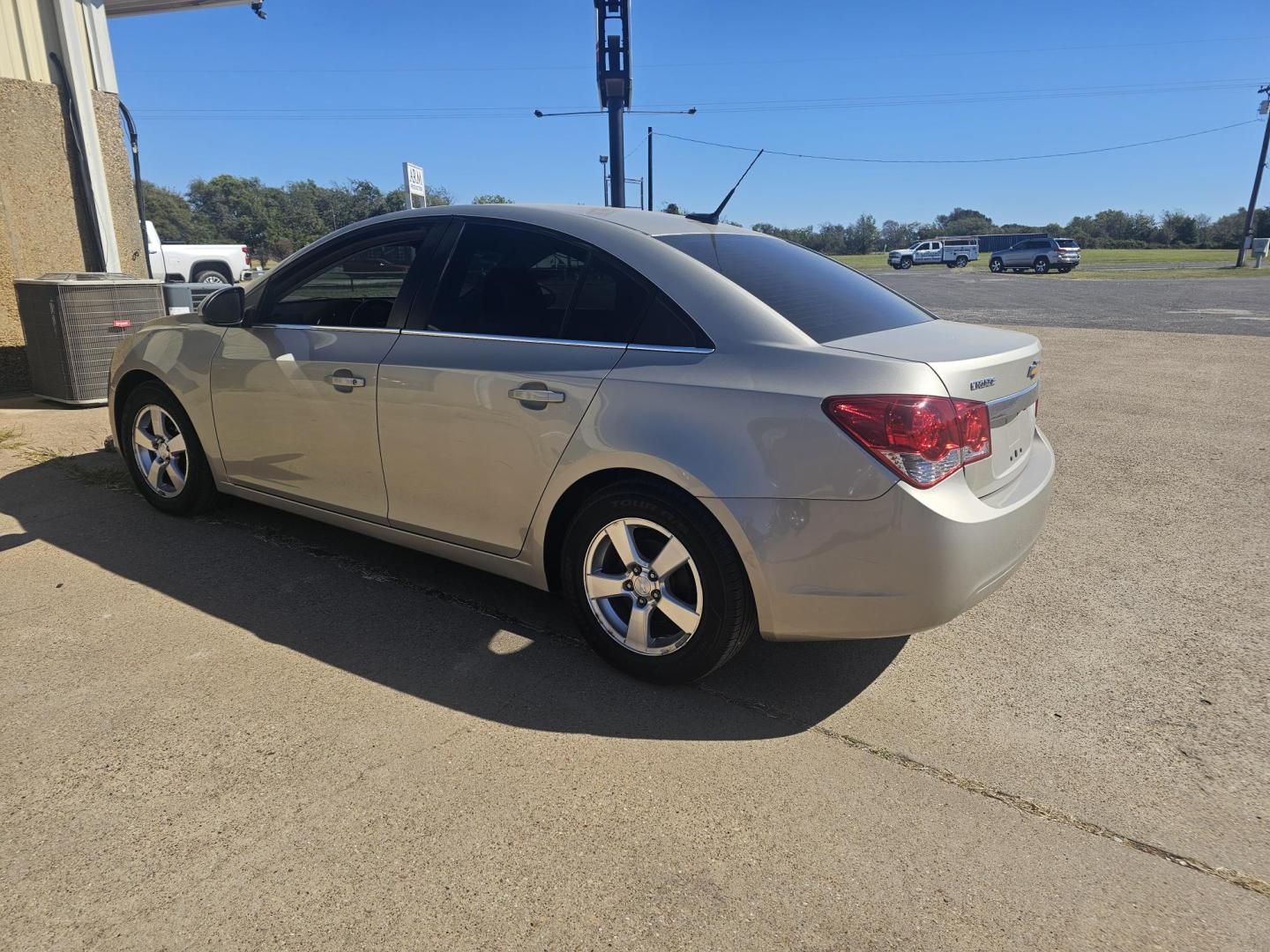 2013 GOLD Chevrolet Cruze 1LT Auto (1G1PC5SB8D7) with an 1.4L L4 DOHC 16V TURBO engine, 6-Speed Automatic transmission, located at 533 S Seven Points BLVD, Seven Points, TX, 75143, (430) 255-4030, 32.313999, -96.209351 - Photo#3