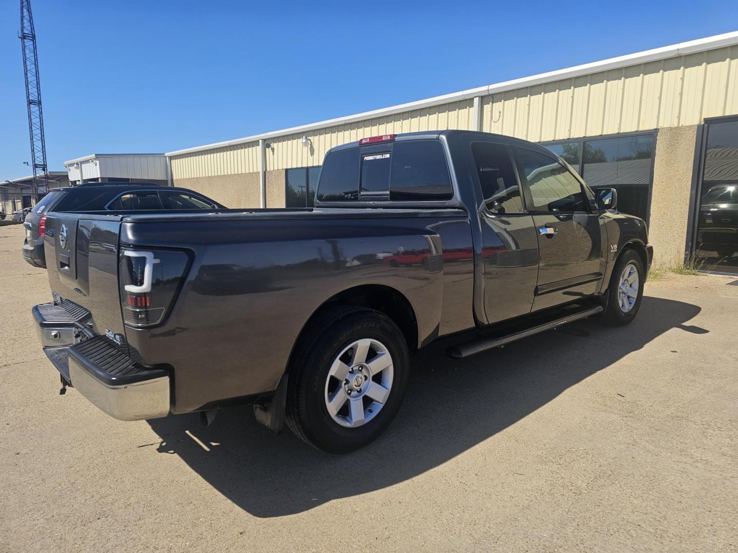 2004 GRAY Nissan Titan LE King Cab 2WD (1N6AA06A94N) with an 5.6L V8 DOHC 32V engine, 5-Speed Automatic Overdrive transmission, located at 533 S Seven Points BLVD, Seven Points, TX, 75143, (430) 255-4030, 32.313999, -96.209351 - Photo#1