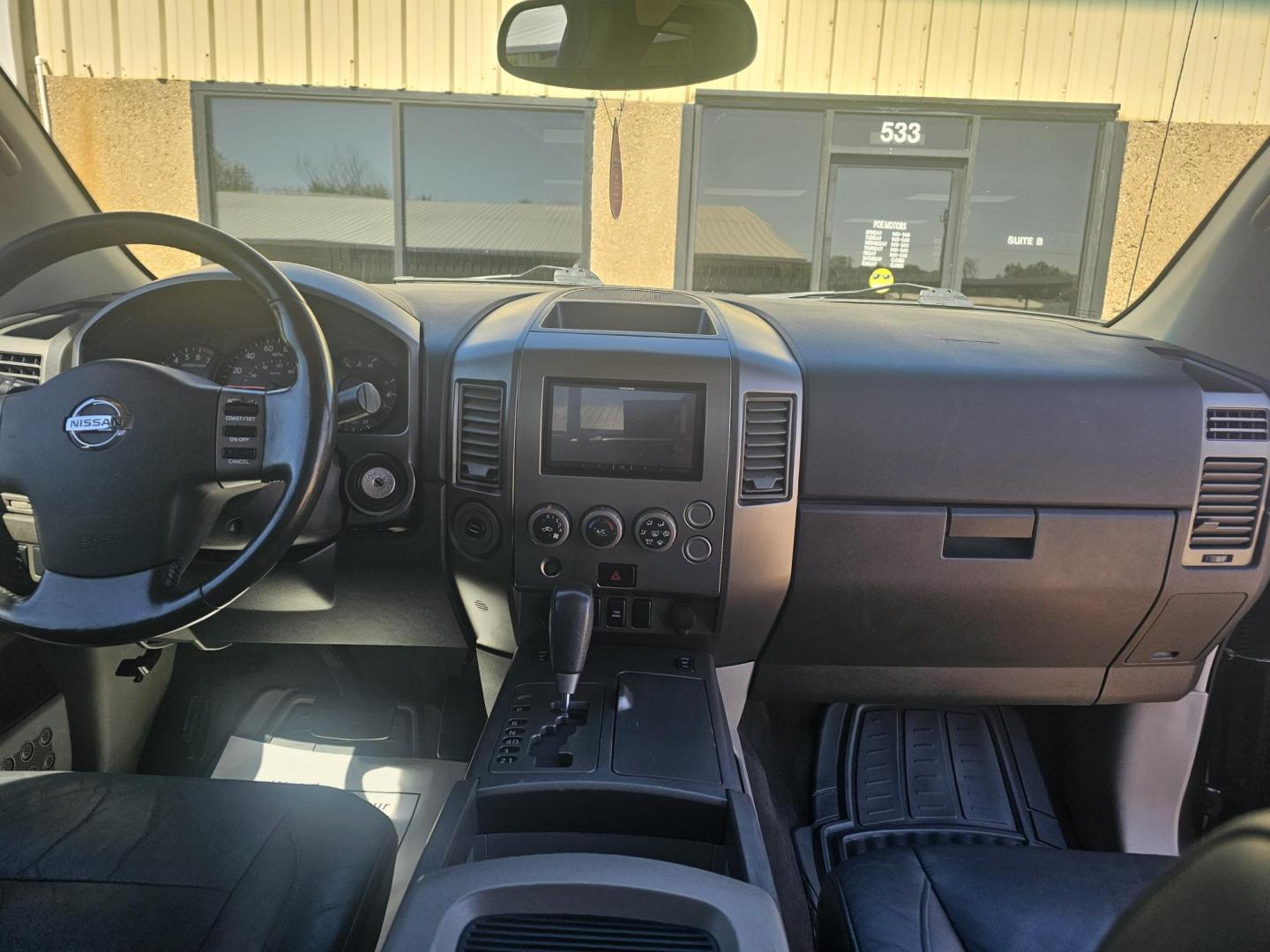 2004 GRAY Nissan Titan LE King Cab 2WD (1N6AA06A94N) with an 5.6L V8 DOHC 32V engine, 5-Speed Automatic Overdrive transmission, located at 533 S Seven Points BLVD, Seven Points, TX, 75143, (430) 255-4030, 32.313999, -96.209351 - Photo#4