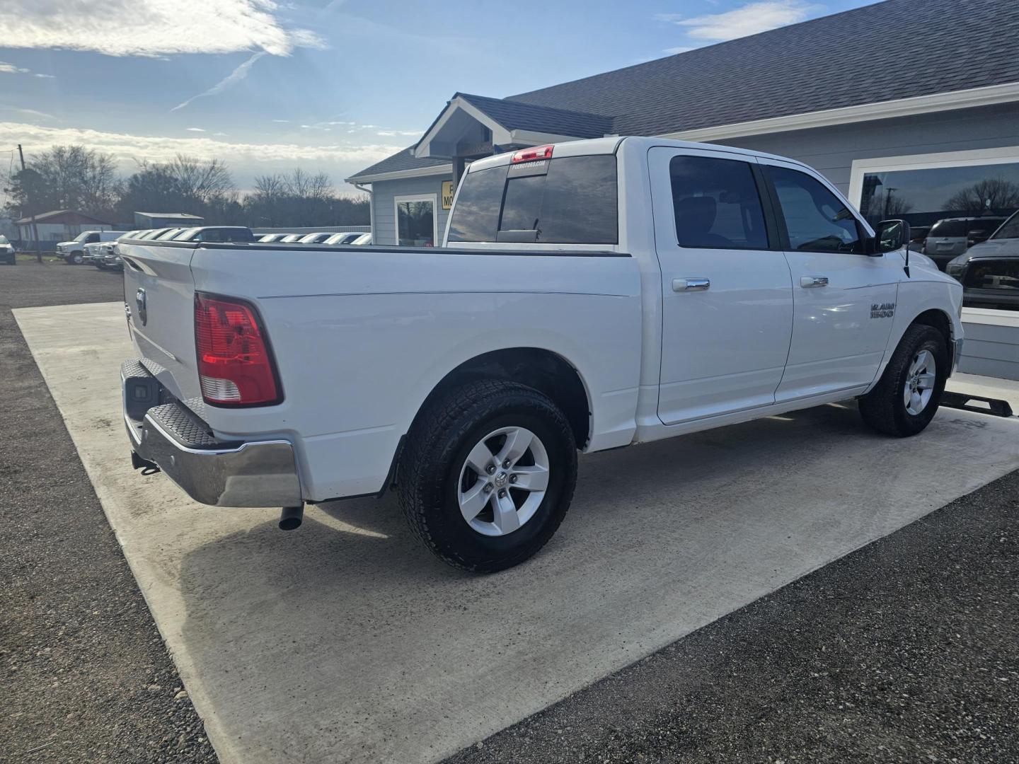 2016 WHITE RAM 1500 SLT Crew Cab SWB 2WD (1C6RR6LG4GS) with an 3.6L V6 DOHC 24V FFV engine, 6A transmission, located at 607 S Seven Points BLVD, Seven Points, TX, 75143, (430) 255-4030, 32.313934, -96.207932 - Photo#2