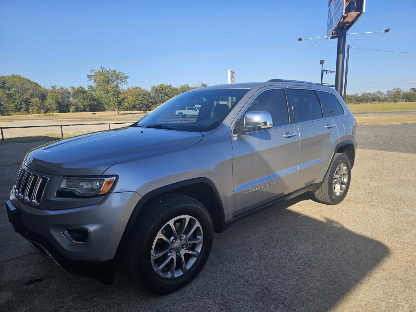 2015 SILVER Jeep Grand Cherokee Limited 4WD (1C4RJFBG1FC) with an 3.6L V6 DOHC 24V engine, 8-Speed Automatic transmission, located at 533 S Seven Points BLVD, Seven Points, TX, 75143, (430) 255-4030, 32.313999, -96.209351 - Photo#0