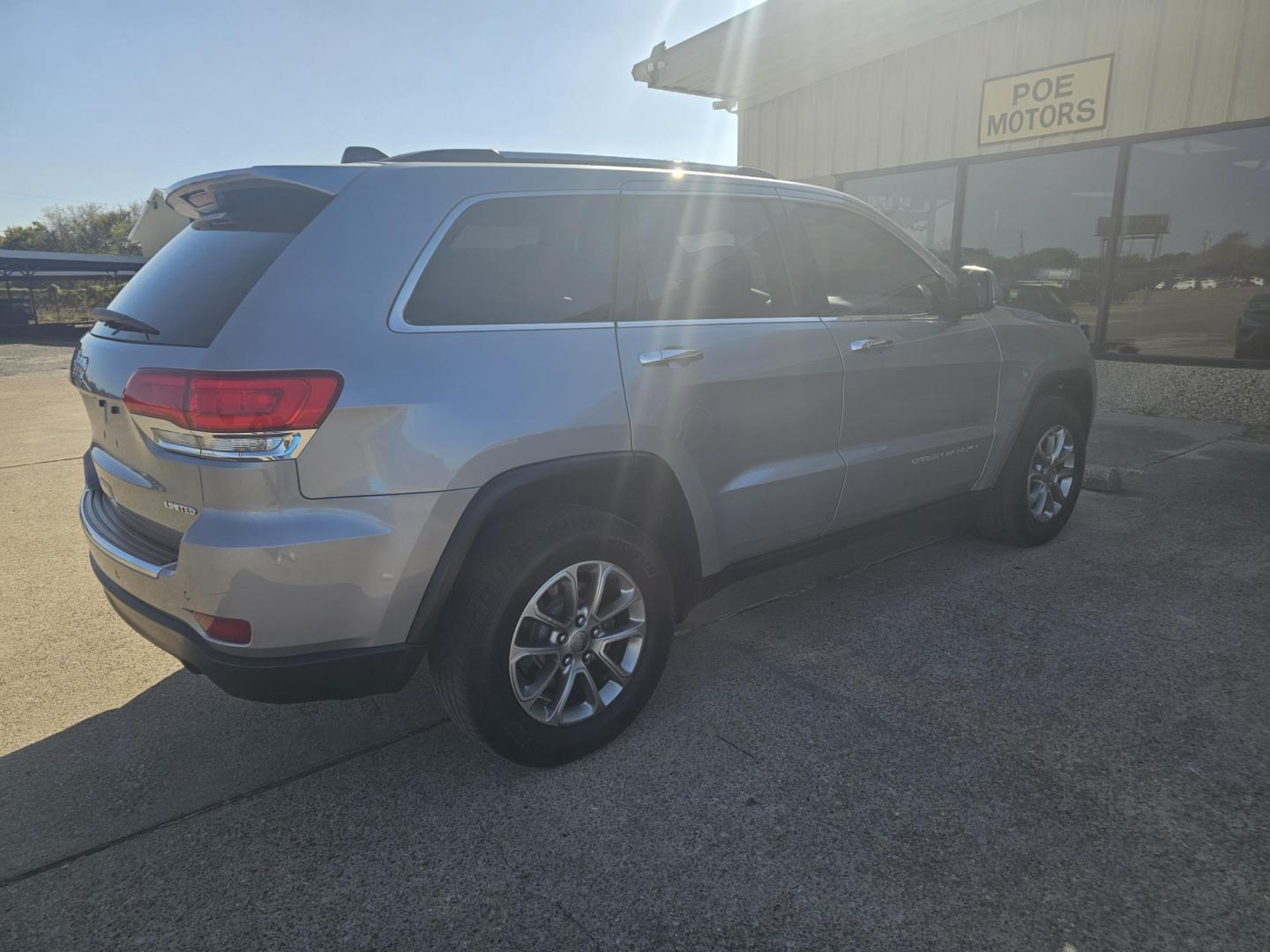 2015 SILVER Jeep Grand Cherokee Limited 4WD (1C4RJFBG1FC) with an 3.6L V6 DOHC 24V engine, 8-Speed Automatic transmission, located at 533 S Seven Points BLVD, Seven Points, TX, 75143, (430) 255-4030, 32.313999, -96.209351 - Photo#2