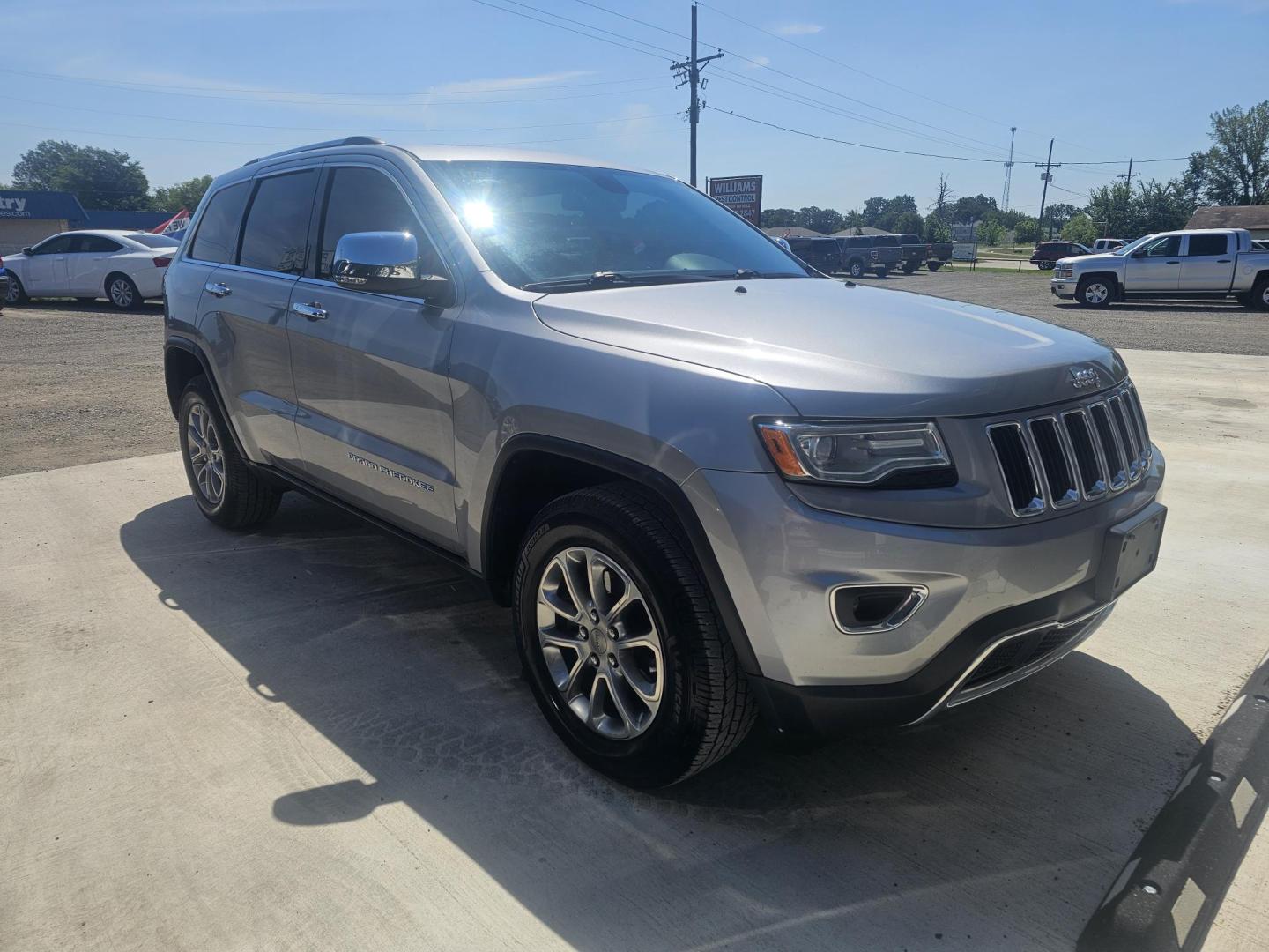 2015 SILVER Jeep Grand Cherokee Limited 4WD (1C4RJFBG1FC) with an 3.6L V6 DOHC 24V engine, 8-Speed Automatic transmission, located at 607 S Seven Points BLVD, Seven Points, TX, 75143, (430) 255-4030, 32.313934, -96.207932 - Photo#1