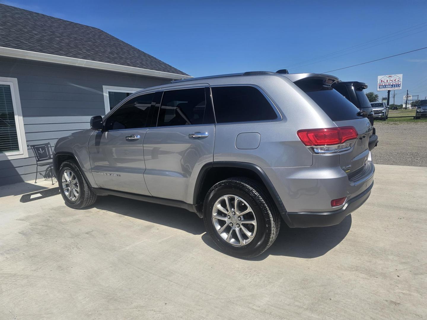 2015 SILVER Jeep Grand Cherokee Limited 4WD (1C4RJFBG1FC) with an 3.6L V6 DOHC 24V engine, 8-Speed Automatic transmission, located at 607 S Seven Points BLVD, Seven Points, TX, 75143, (430) 255-4030, 32.313934, -96.207932 - Photo#3
