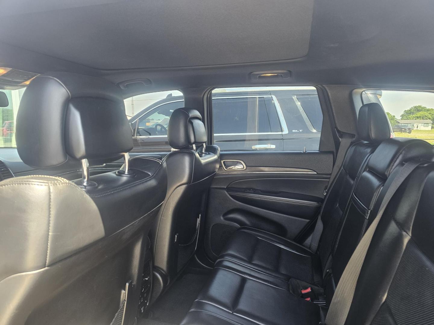 2015 SILVER Jeep Grand Cherokee Limited 4WD (1C4RJFBG1FC) with an 3.6L V6 DOHC 24V engine, 8-Speed Automatic transmission, located at 607 S Seven Points BLVD, Seven Points, TX, 75143, (430) 255-4030, 32.313934, -96.207932 - Photo#5
