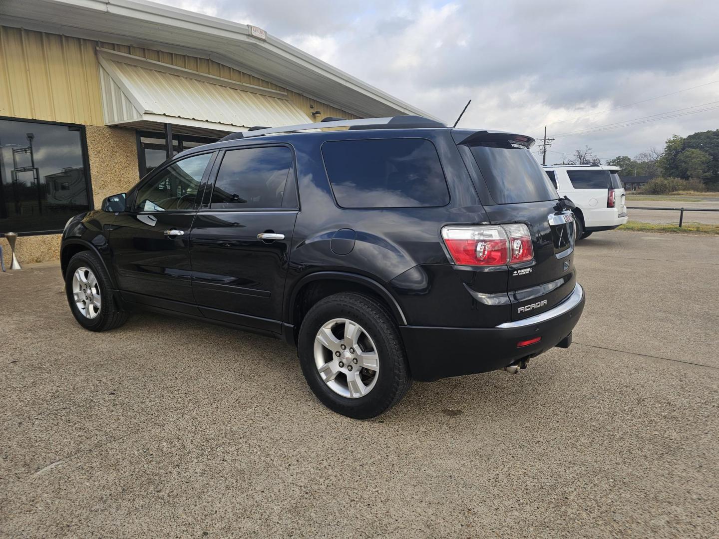 2012 BLACK GMC Acadia SLE-2 FWD (1GKKRPEDXCJ) with an 3.6L V6 DOHC 24V engine, 6-Speed Automatic transmission, located at 533 S Seven Points BLVD, Seven Points, TX, 75143, (430) 255-4030, 32.313999, -96.209351 - Photo#4