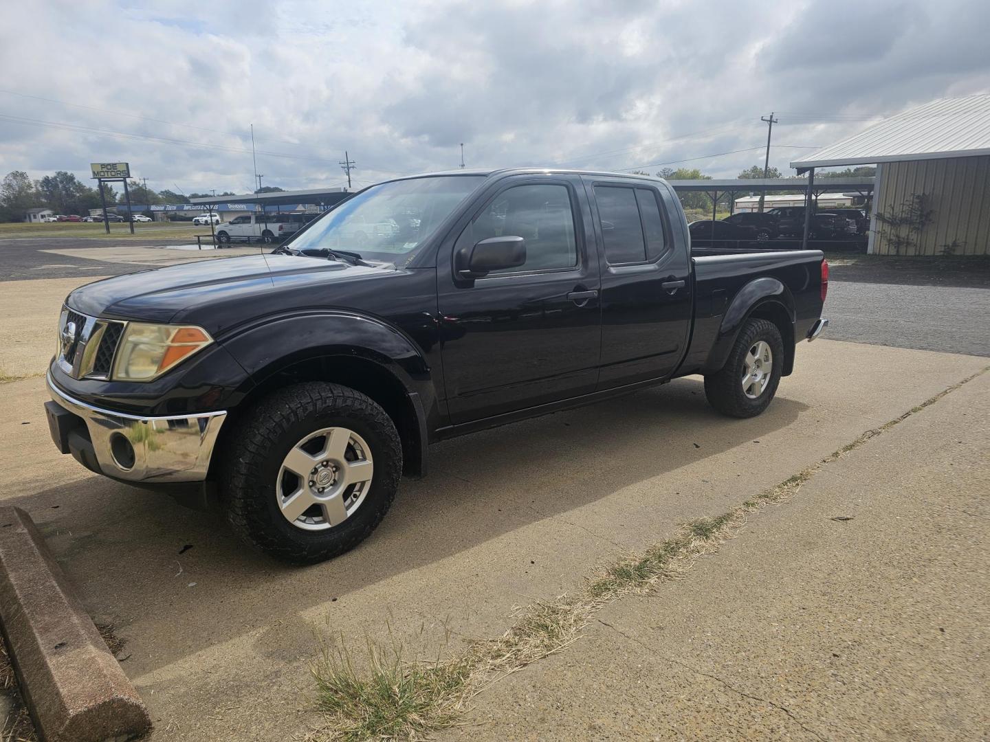 2008 BLACK Nissan Frontier LE Crew Cab Long Bed 2WD (1N6AD09U98C) with an 4.0L V6 DOHC 24V engine, 5-Speed Automatic Overdrive transmission, located at 533 S Seven Points BLVD, Seven Points, TX, 75143, (430) 255-4030, 32.313999, -96.209351 - Photo#0