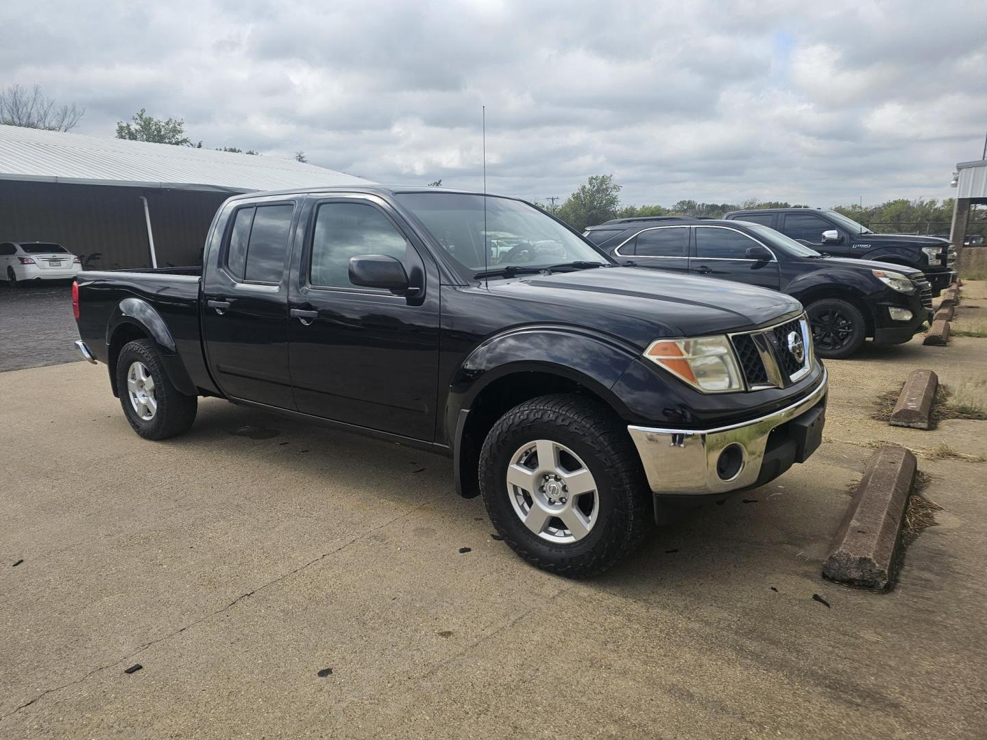 2008 BLACK Nissan Frontier LE Crew Cab Long Bed 2WD (1N6AD09U98C) with an 4.0L V6 DOHC 24V engine, 5-Speed Automatic Overdrive transmission, located at 533 S Seven Points BLVD, Seven Points, TX, 75143, (430) 255-4030, 32.313999, -96.209351 - Photo#1