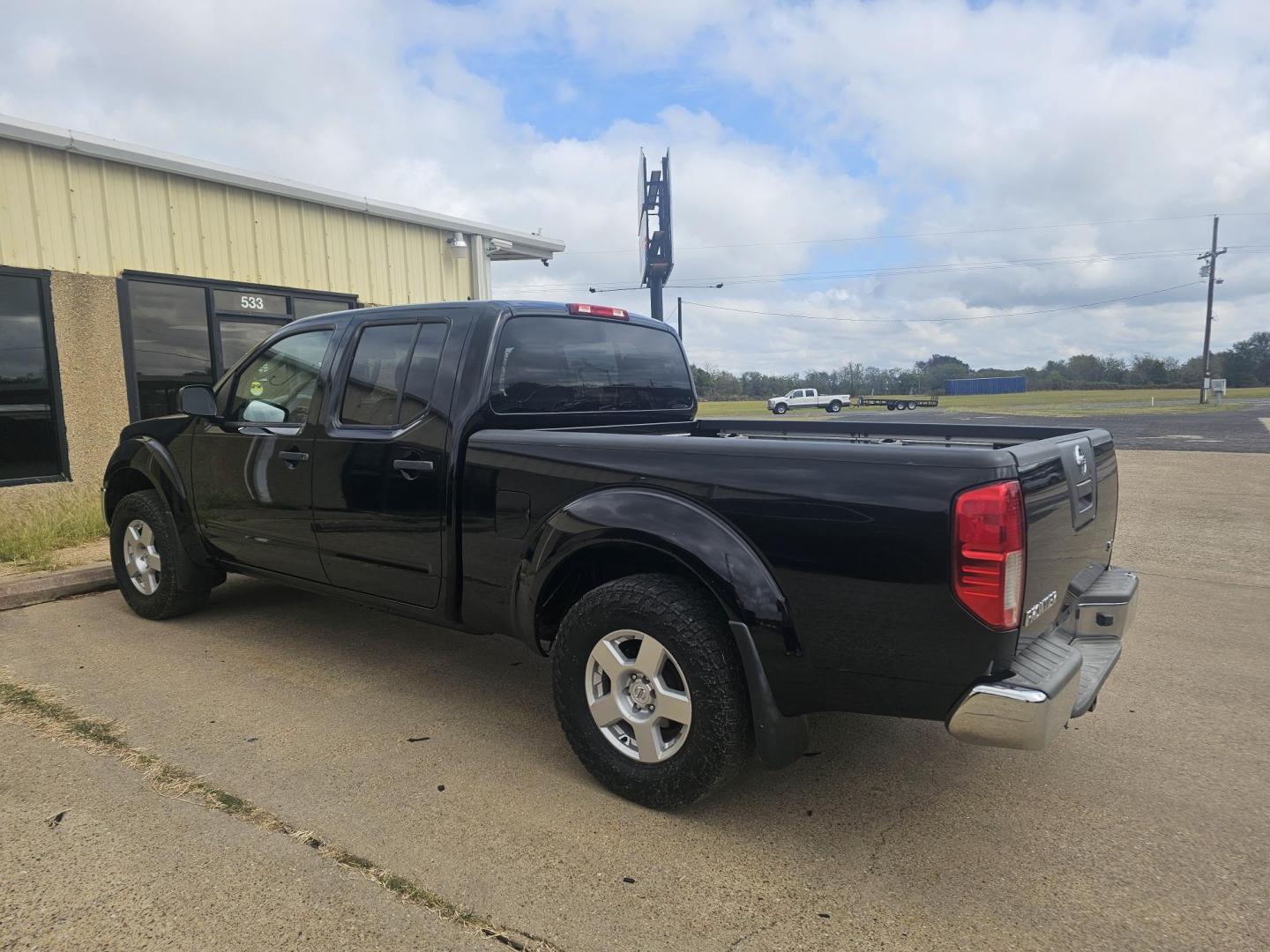 2008 BLACK Nissan Frontier LE Crew Cab Long Bed 2WD (1N6AD09U98C) with an 4.0L V6 DOHC 24V engine, 5-Speed Automatic Overdrive transmission, located at 533 S Seven Points BLVD, Seven Points, TX, 75143, (430) 255-4030, 32.313999, -96.209351 - Photo#4