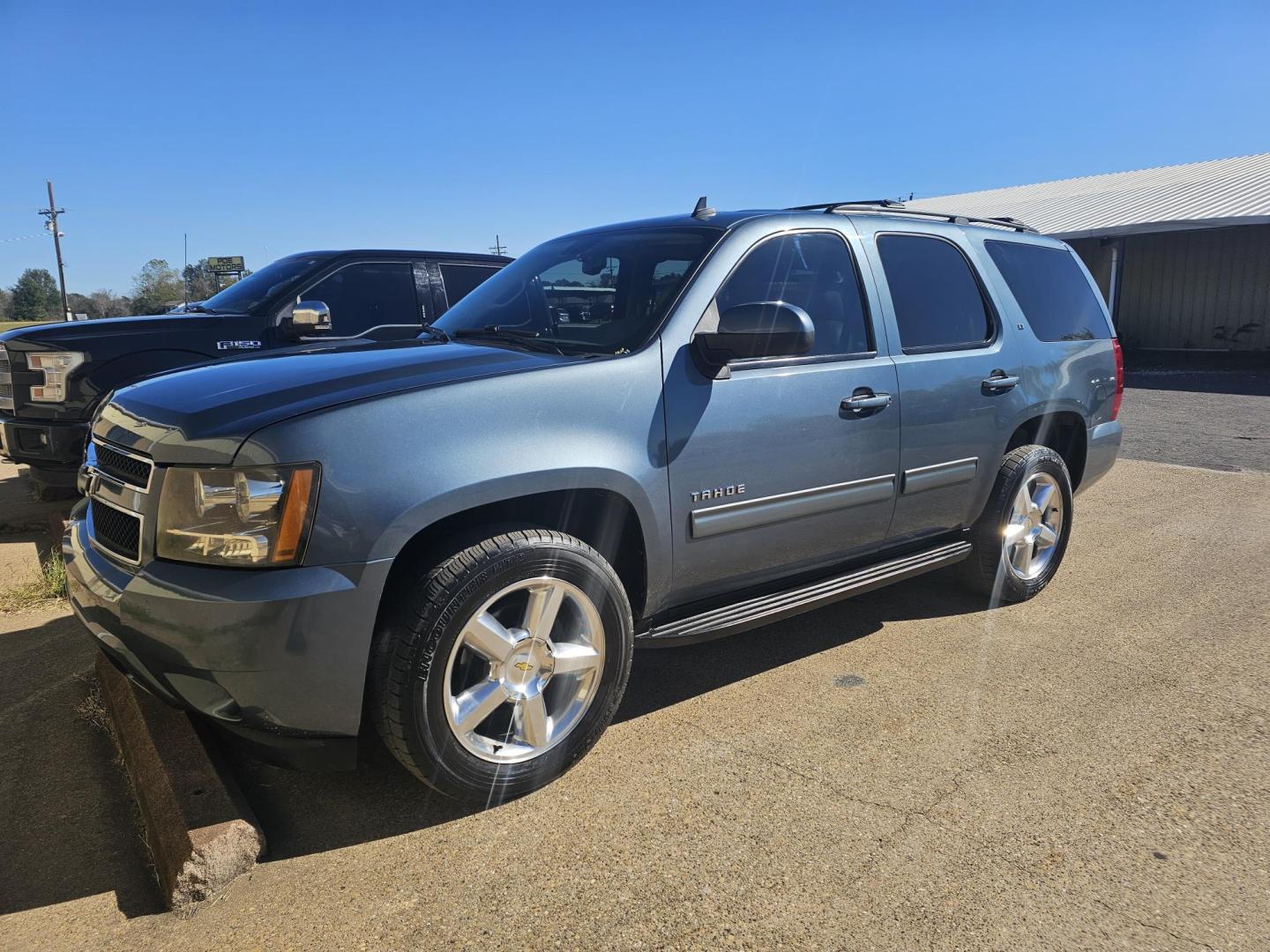 2010 BLUE Chevrolet Tahoe LT 4WD (1GNUKBE09AR) with an 5.3L V8 OHV 16V FFV engine, 6-Speed Automatic transmission, located at 533 S Seven Points BLVD, Seven Points, TX, 75143, (430) 255-4030, 32.313999, -96.209351 - Photo#0