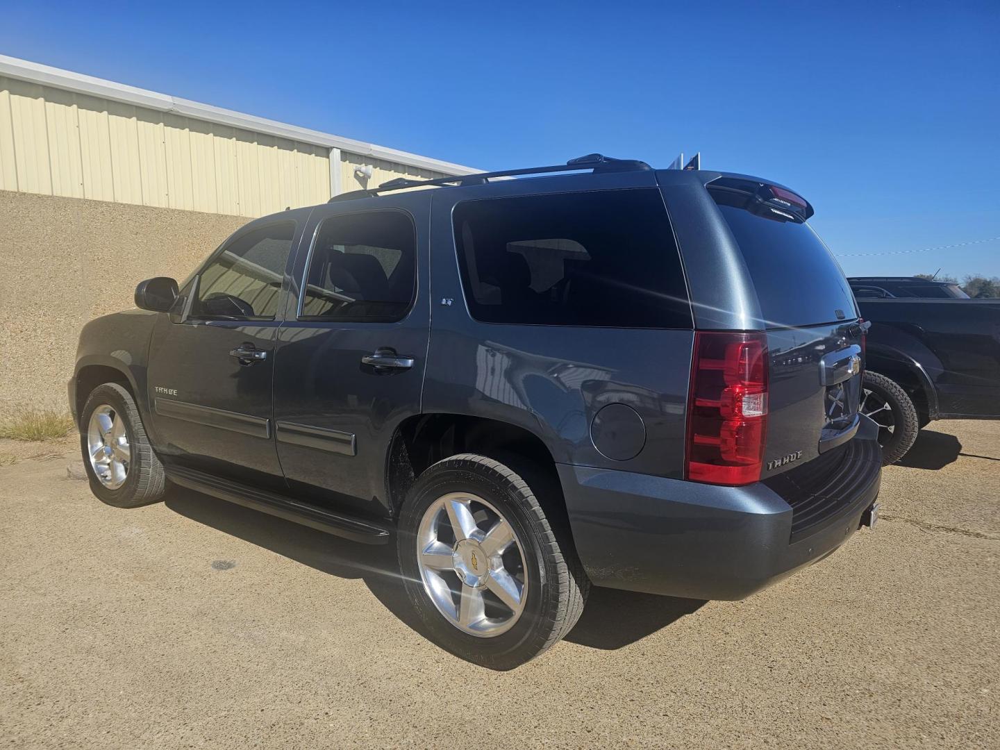 2010 BLUE Chevrolet Tahoe LT 4WD (1GNUKBE09AR) with an 5.3L V8 OHV 16V FFV engine, 6-Speed Automatic transmission, located at 533 S Seven Points BLVD, Seven Points, TX, 75143, (430) 255-4030, 32.313999, -96.209351 - Photo#2