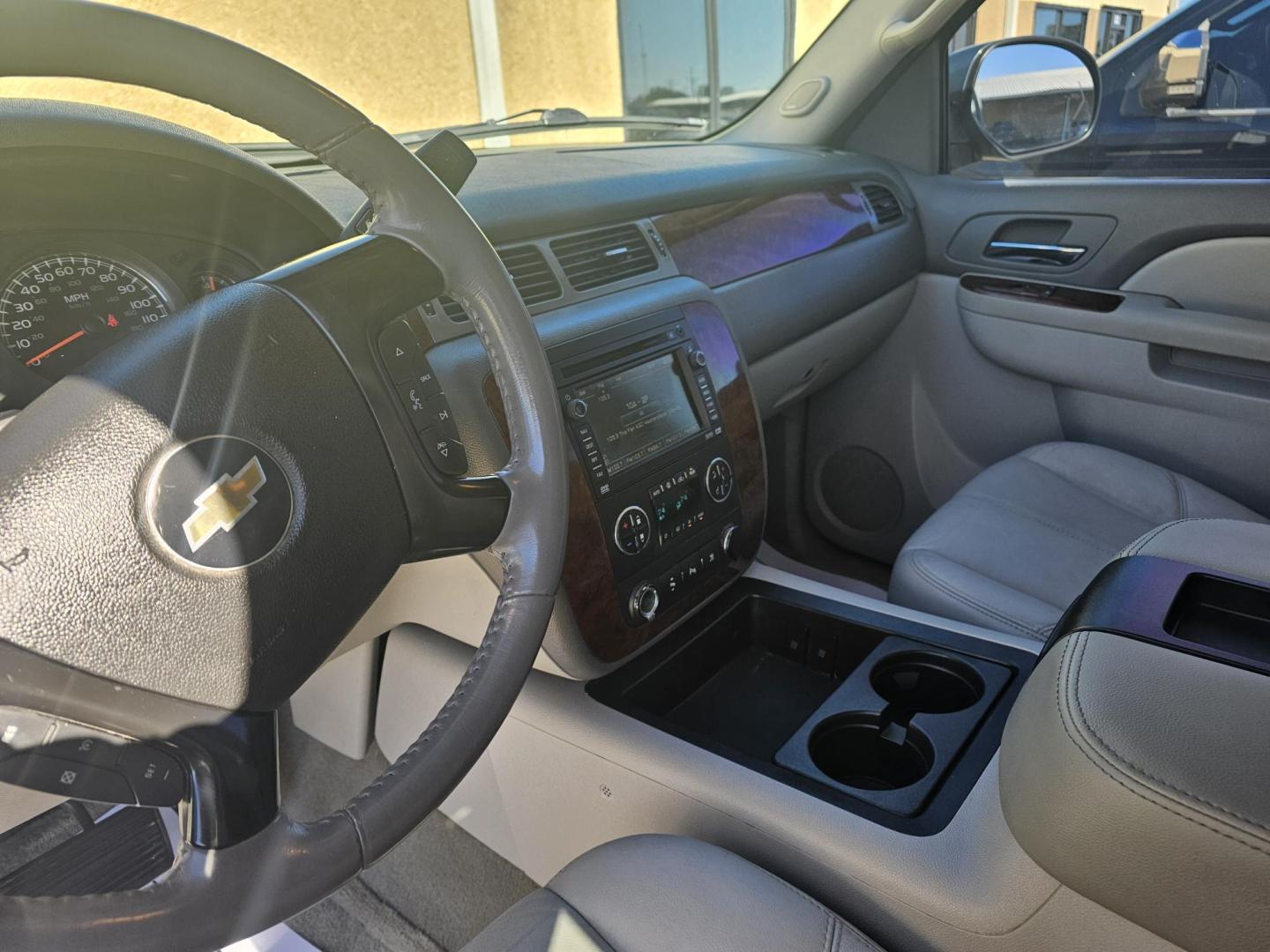 2010 BLUE Chevrolet Tahoe LT 4WD (1GNUKBE09AR) with an 5.3L V8 OHV 16V FFV engine, 6-Speed Automatic transmission, located at 533 S Seven Points BLVD, Seven Points, TX, 75143, (430) 255-4030, 32.313999, -96.209351 - Photo#4