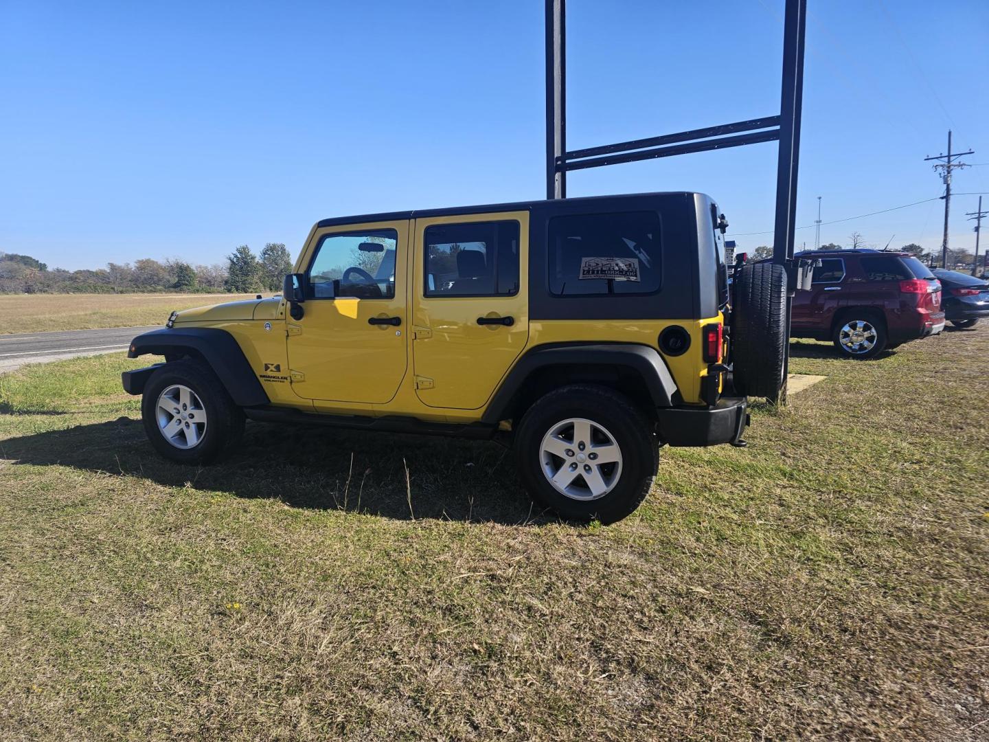 2009 YELLOW Jeep Wrangler Unlimited X 4WD (1J4GA39159L) with an 3.8L V6 OHV 12V engine, located at 607 S Seven Points BLVD, Seven Points, TX, 75143, (430) 255-4030, 32.313934, -96.207932 - Photo#3