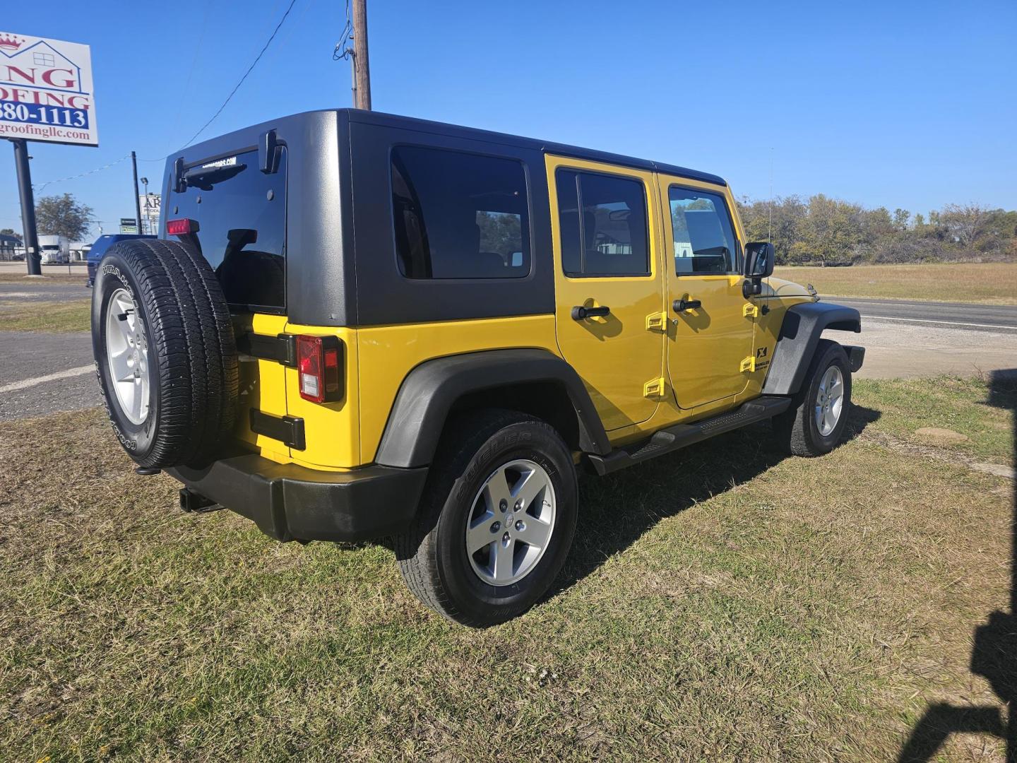 2009 YELLOW Jeep Wrangler Unlimited X 4WD (1J4GA39159L) with an 3.8L V6 OHV 12V engine, located at 607 S Seven Points BLVD, Seven Points, TX, 75143, (430) 255-4030, 32.313934, -96.207932 - Photo#2