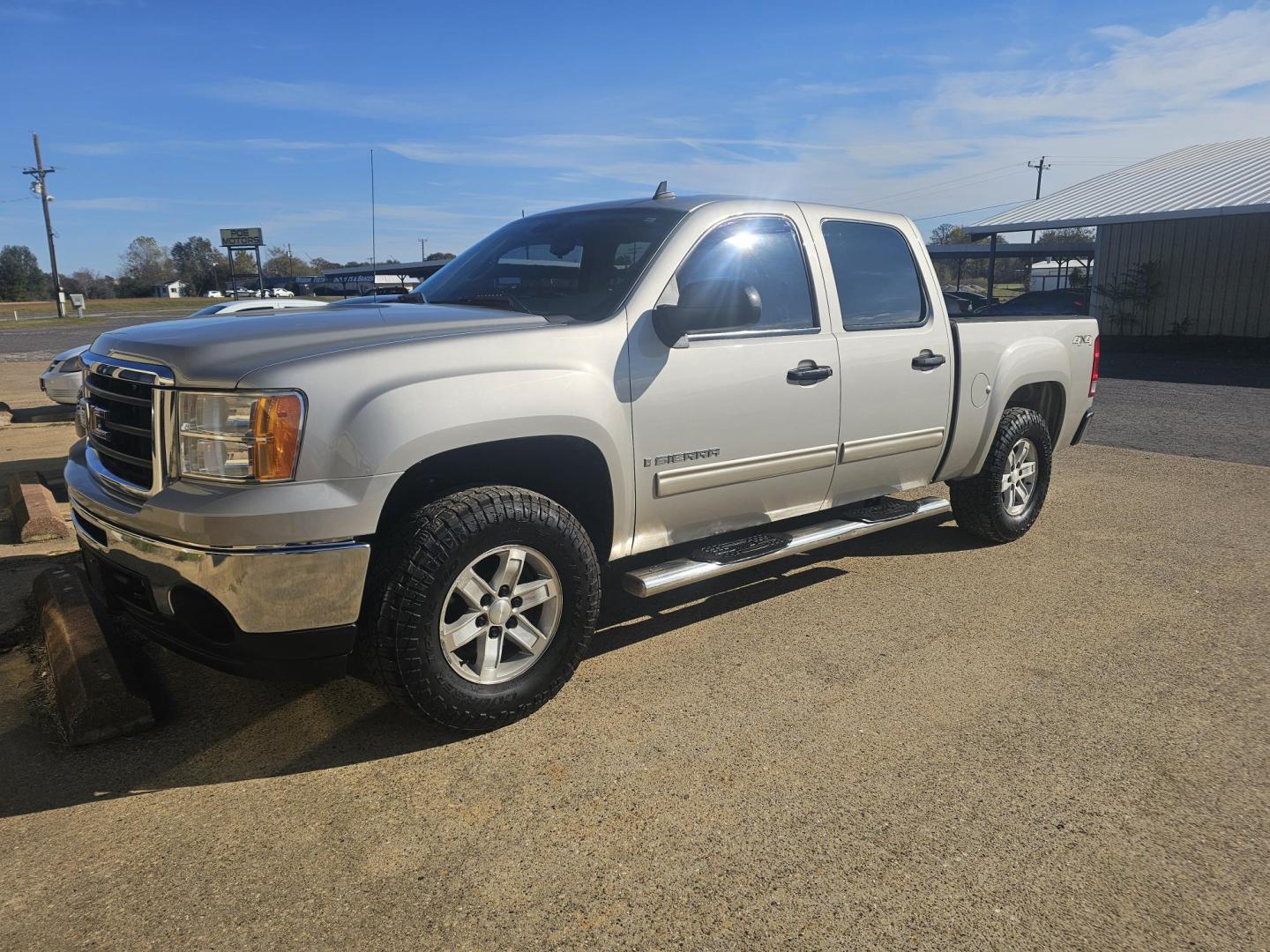 2009 SILVER GMC Sierra 1500 SLE1 Crew Cab 4WD (3GTEK23M09G) with an 5.3L V8 OHV 16V engine, 4-Speed Automatic transmission, located at 533 S Seven Points BLVD, Seven Points, TX, 75143, (430) 255-4030, 32.313999, -96.209351 - Photo#0