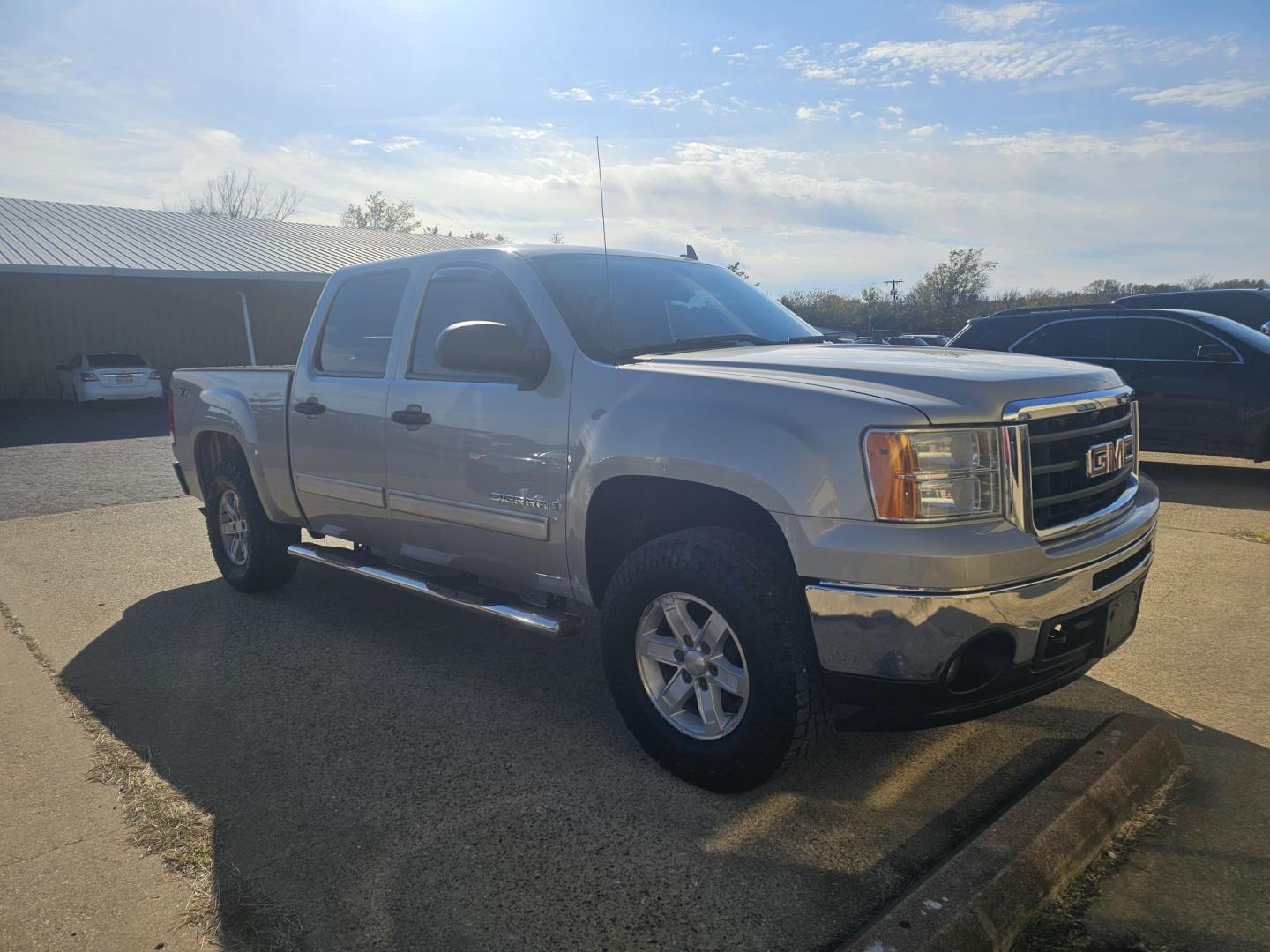 2009 SILVER GMC Sierra 1500 SLE1 Crew Cab 4WD (3GTEK23M09G) with an 5.3L V8 OHV 16V engine, 4-Speed Automatic transmission, located at 533 S Seven Points BLVD, Seven Points, TX, 75143, (430) 255-4030, 32.313999, -96.209351 - Photo#2