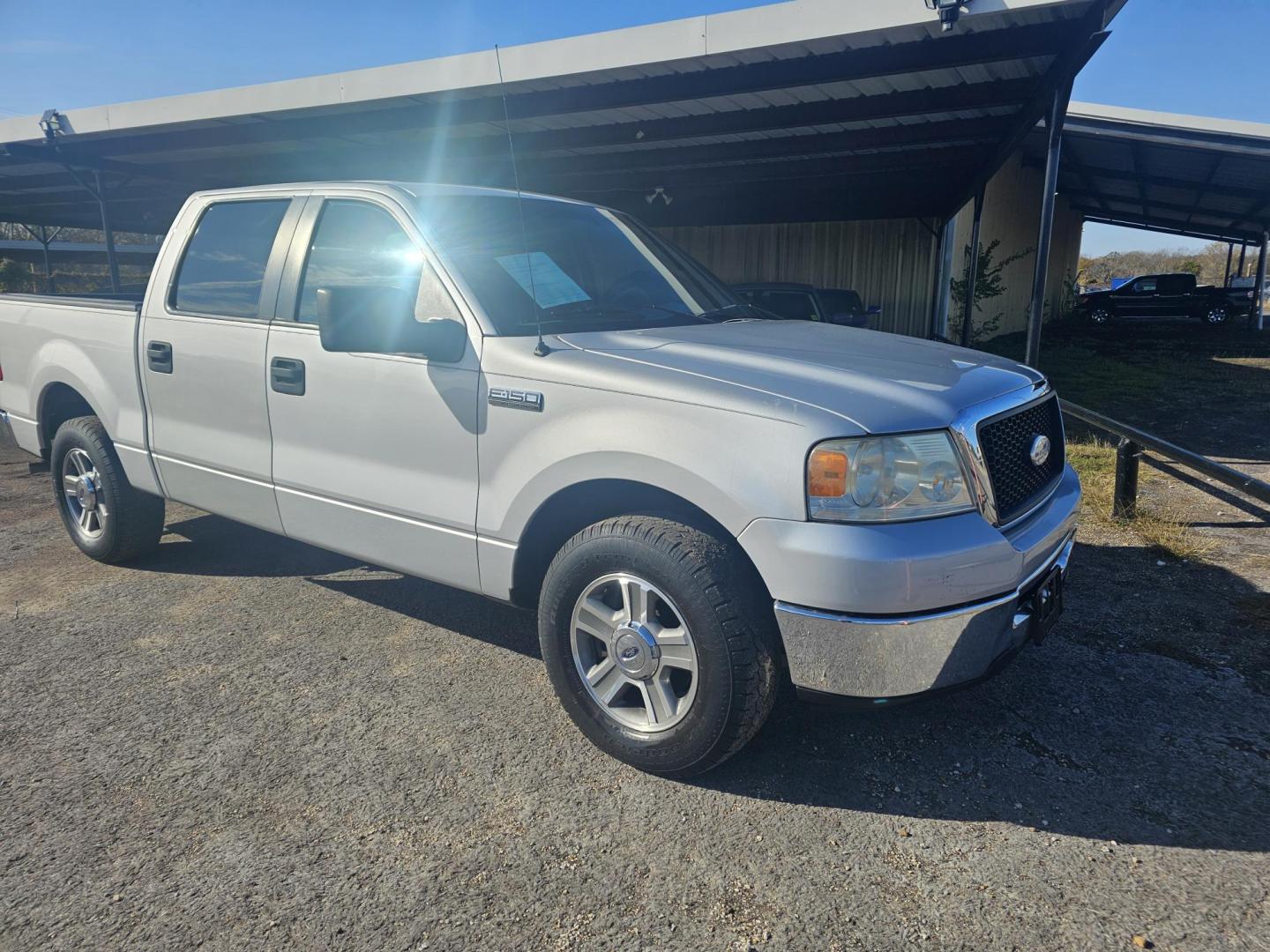 2008 SILVER Ford F-150 Lariat SuperCrew 2WD (1FTPW12V38K) with an 5.4L V8 SOHC 24V FFV engine, 4-Speed Automatic Overdrive transmission, located at 533 S Seven Points BLVD, Seven Points, TX, 75143, (430) 255-4030, 32.313999, -96.209351 - Photo#2