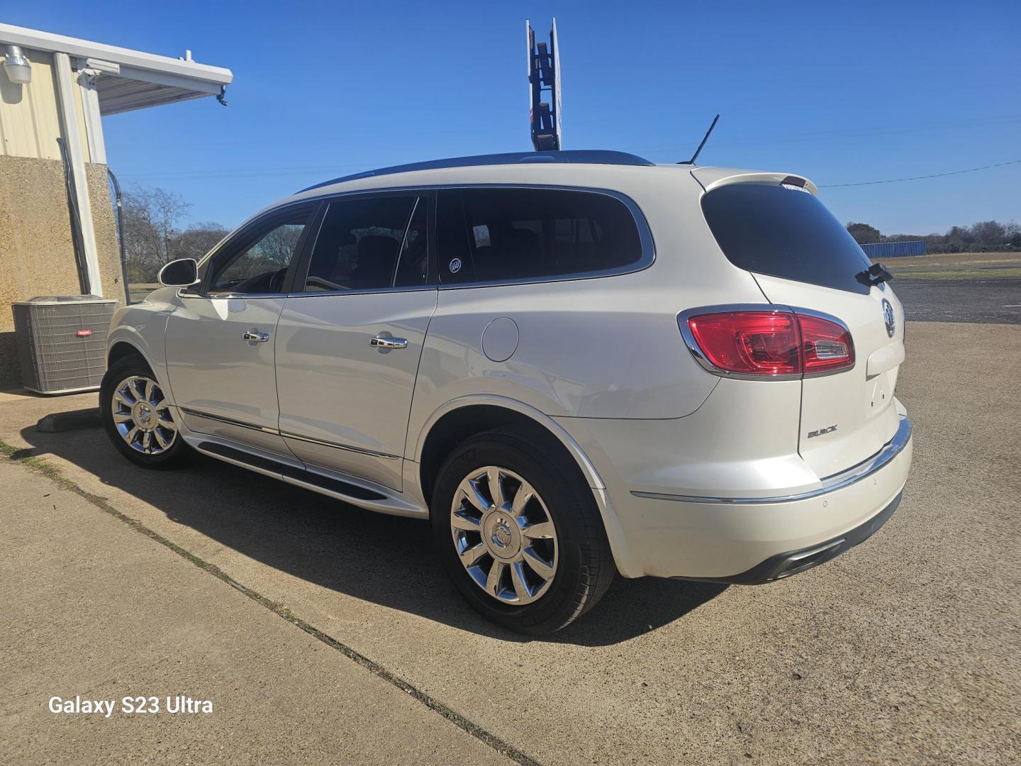 2015 WHITE Buick Enclave Leather AWD (5GAKVBKD0FJ) with an 3.6L V6 DOHC 24V engine, 6-Speed Automatic Overdrive transmission, located at 607 S Seven Points BLVD, Seven Points, TX, 75143, (430) 255-4030, 32.313934, -96.207932 - Photo#3
